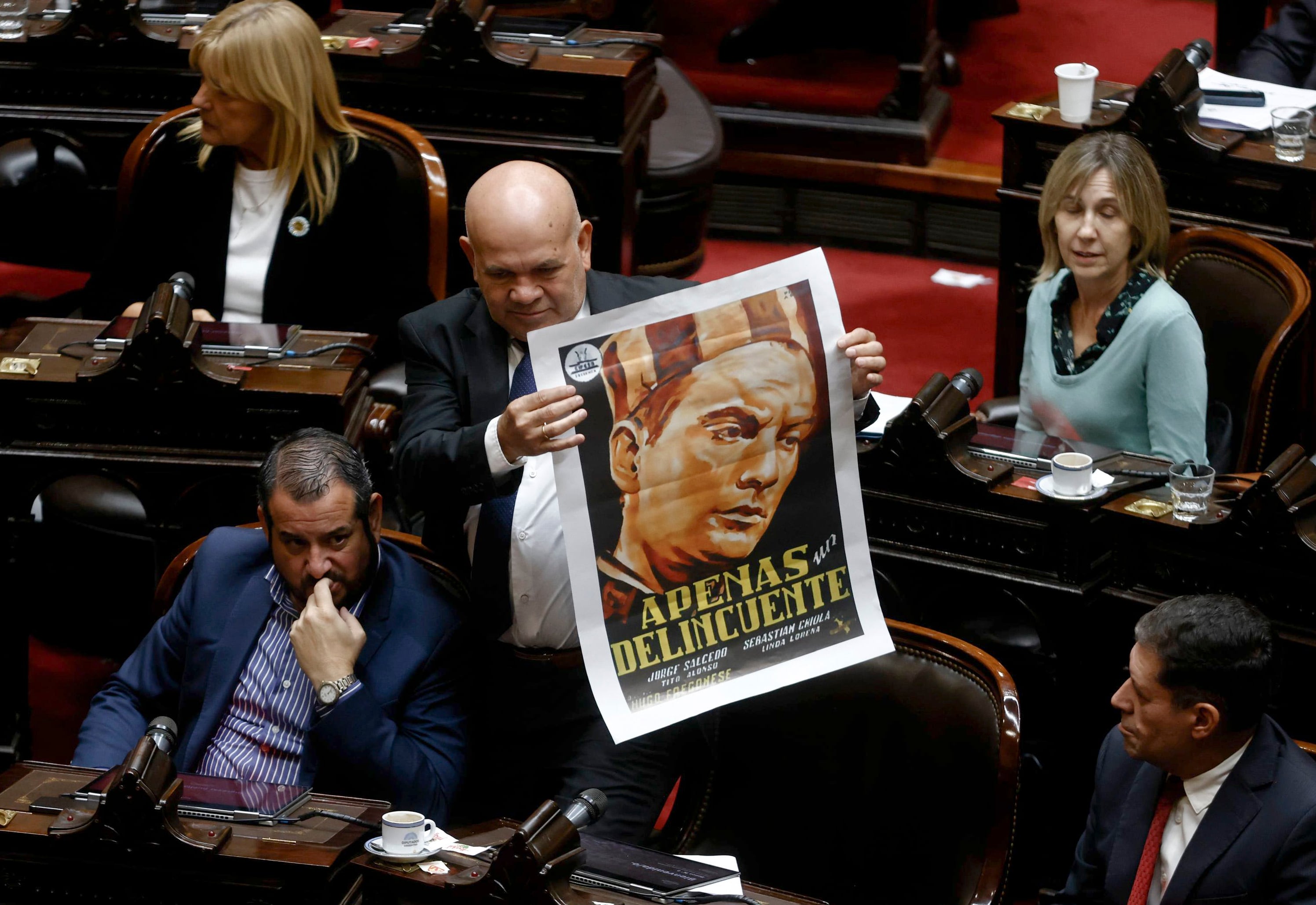 El diputado opositor Leiva desafió a Adorni cuando el jefe de Gabinete asistió al Congreso