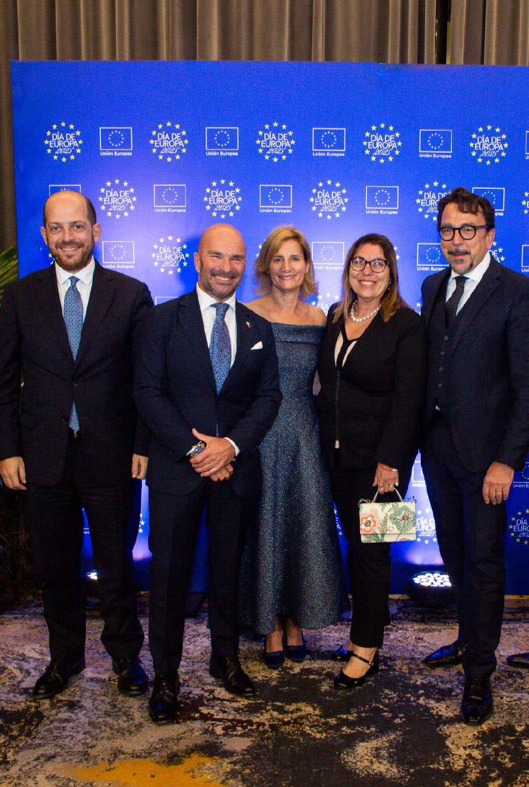 Carmelo Barbera, cónsul general de Italia en Buenos Aires, junto a los anfitriones y al embajador de Italia Fabrizio Lucentini y su esposa, Daniela Simoncelli