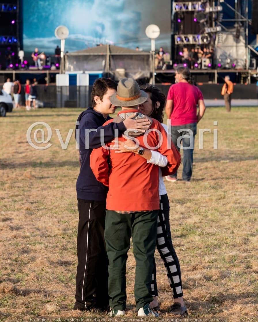 Un recuerdo del Indio solari junto a su mujer, Virginia, y su hijo Bruno antes del show en Tandil de 2016 en donde el músico confirmó que había sido diagnosticado con Parkinson.