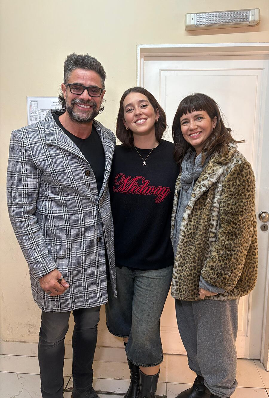 En el día de su cumpleaños, Leticia Siciliani recibió en el teatro a su hermana Griselda junto a Luciano Castro