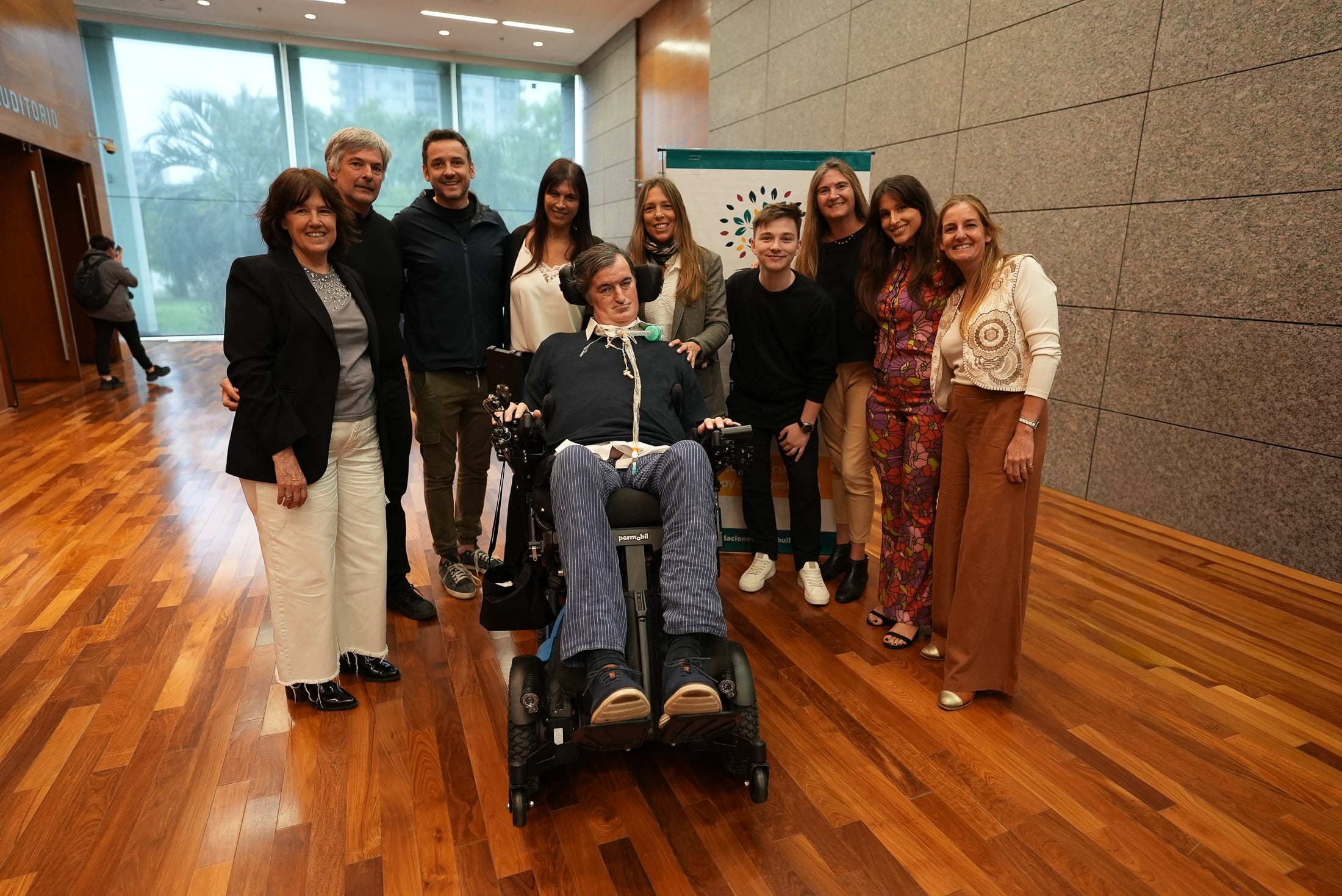Esteban Bullrich junto a integrantes de la fundación que lleva su nombre y se dedica a mejorar la calidad de vida de personas que transitan la enfermedad