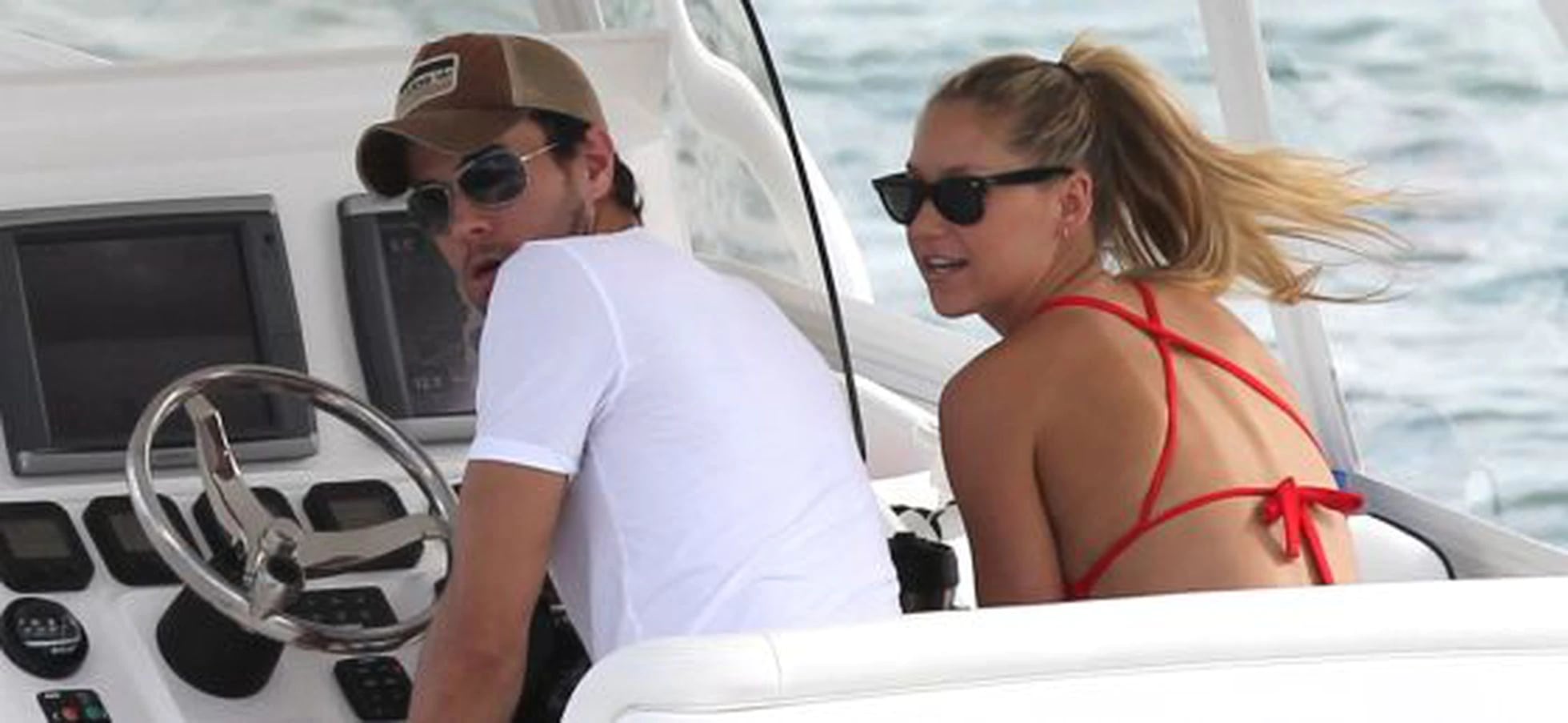 A Anna Kournikova y Enrique Iglesias se los suele ver a bordo de su yate mientras navegan por la costa de Miami