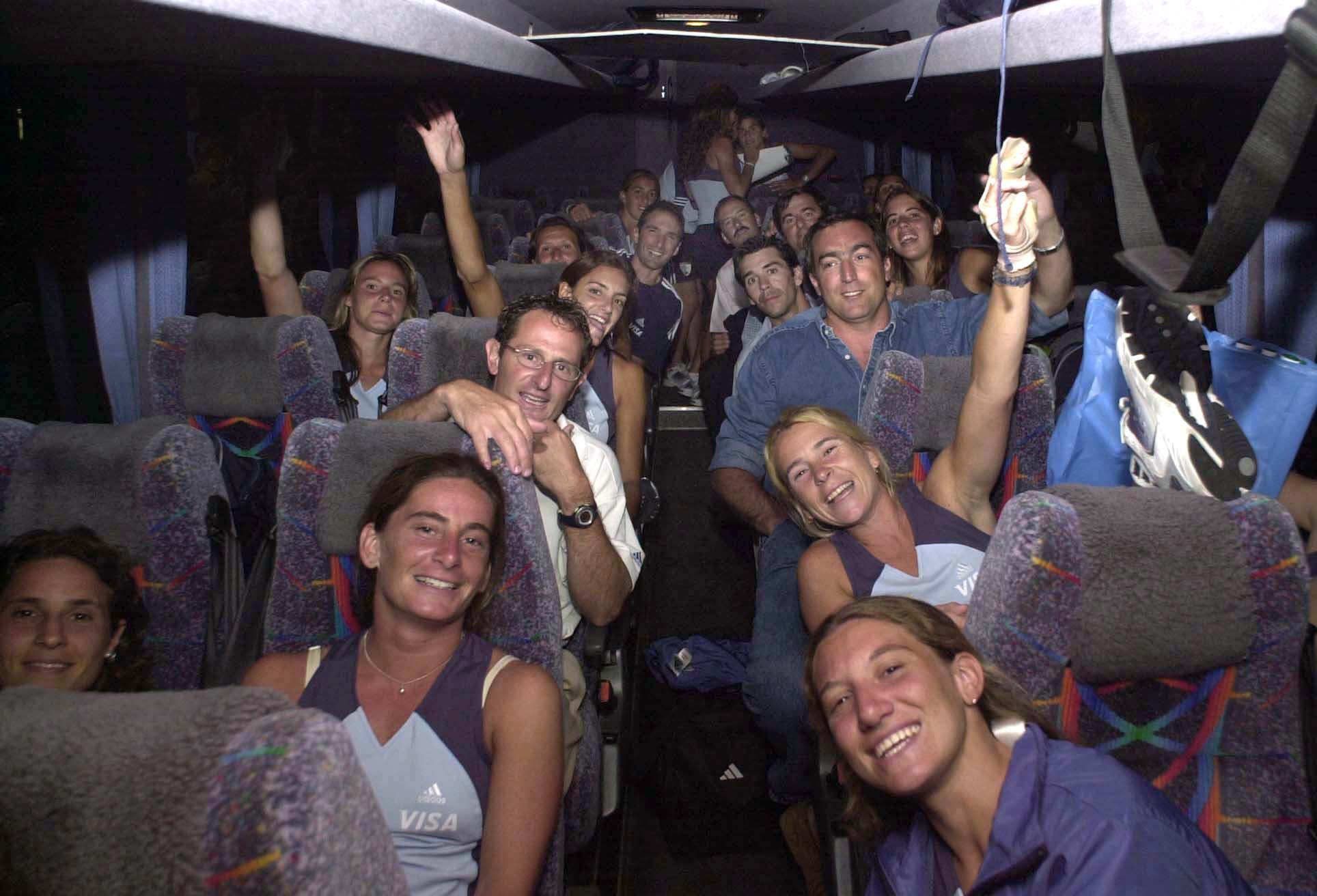 La vuelta en el ómnibus, a puro canto, después de un partido: Vanina, en la segunda fila del lado derecho