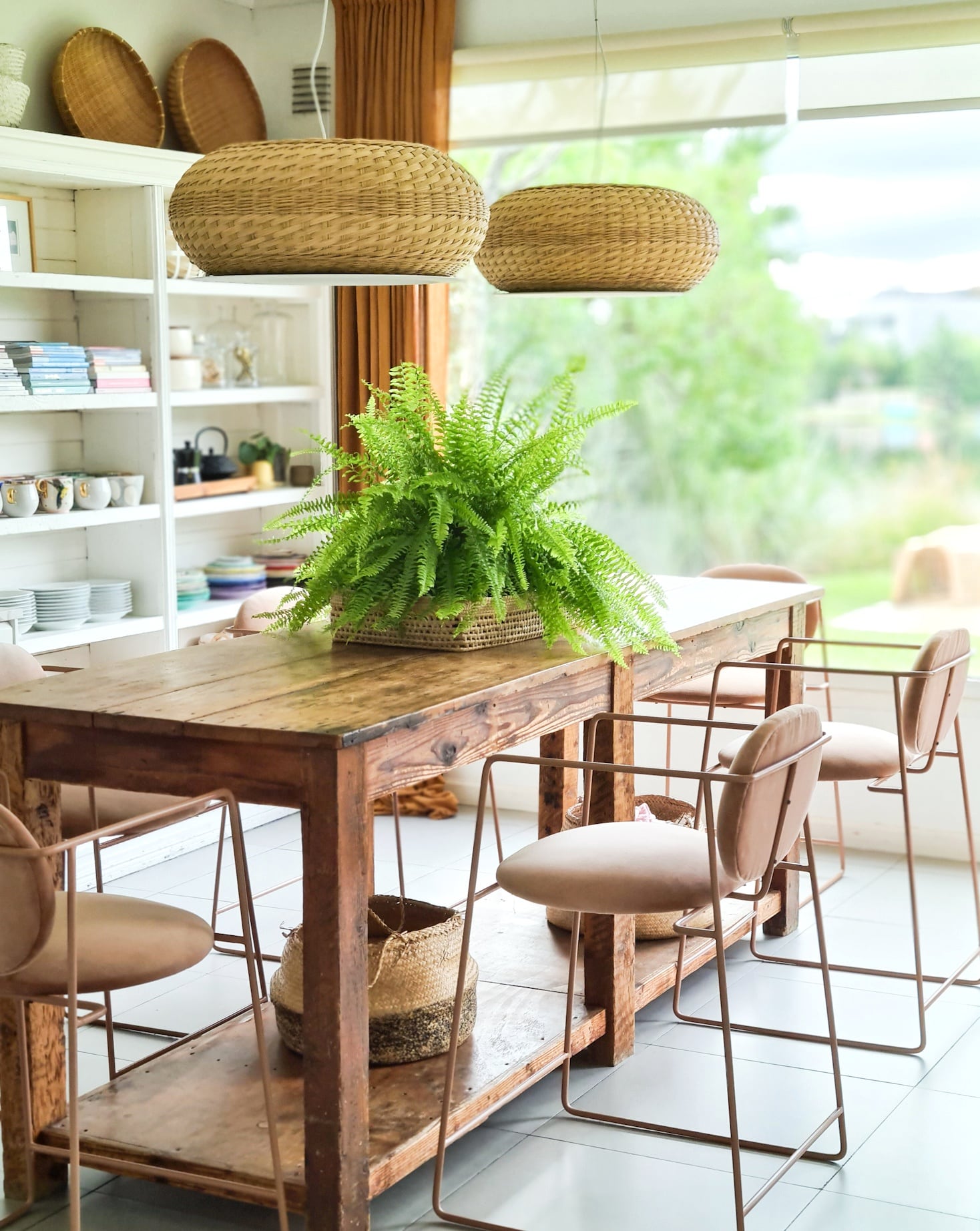 Sus hojas caídas y su vibrante color verde la convierten en una opción decorativa ideal para cualquier espacio