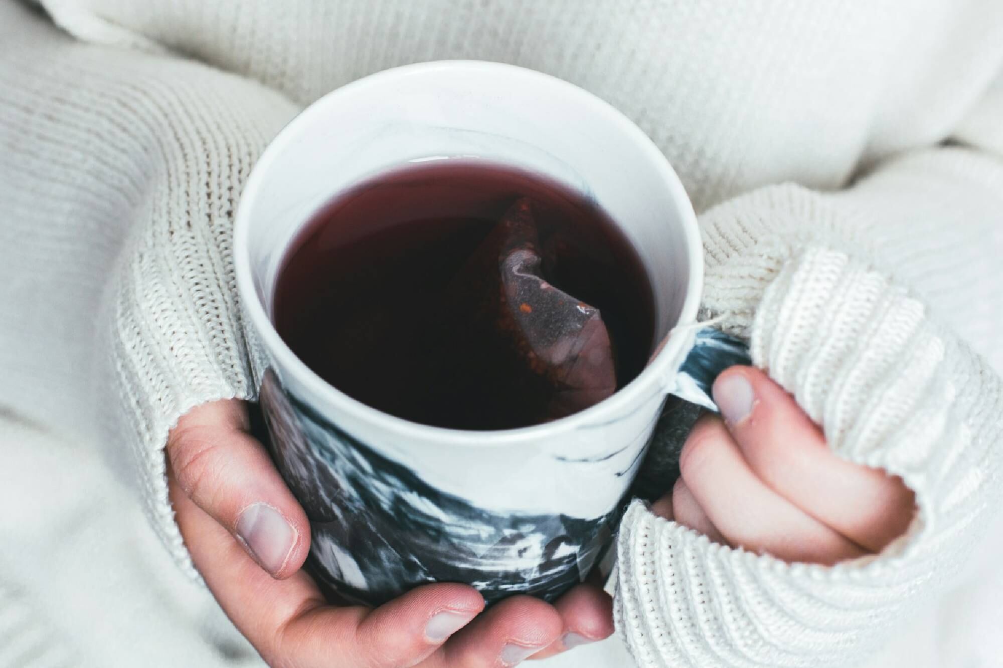 El té de jamaica tiene muchos beneficios para la salud, entre ellos, controla los niveles de colesterol