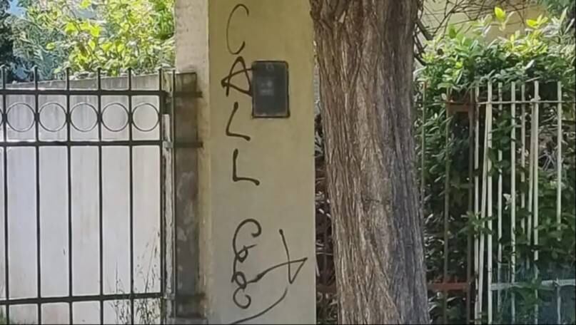 Una de las pintadas que precedió al incendio de la capilla de Pehuén-Co