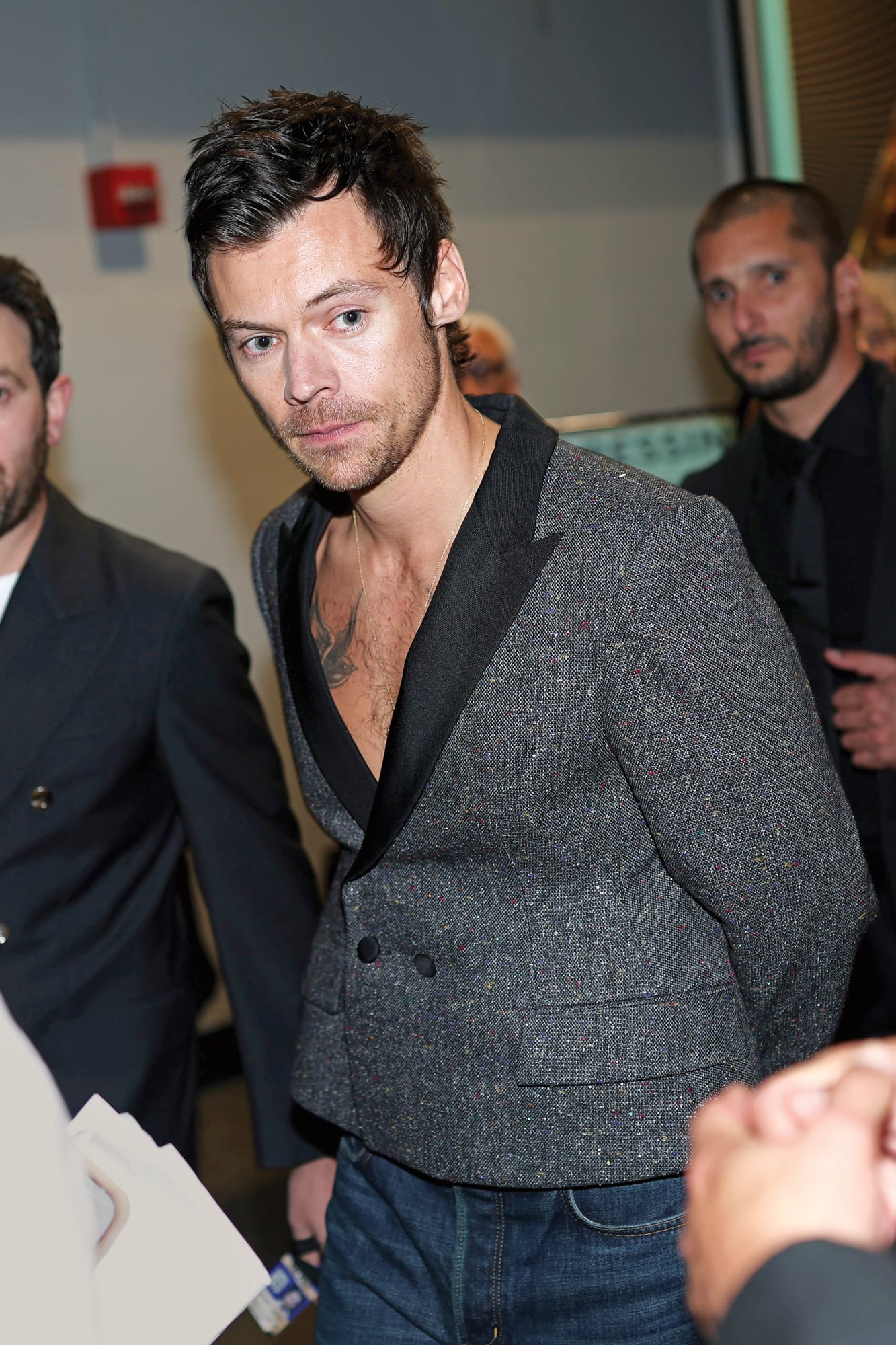Harry Styles, encargado de entregar el premio al Álbum del Año, lució un look de la colección femenina otoño-invierno 2027 de Dior de chaqueta ceñida a la cintura con solapas negras, sin camisa y jeans