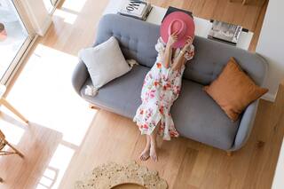 Refugio urbano. Una casa para tres con líneas simples y mucha luz