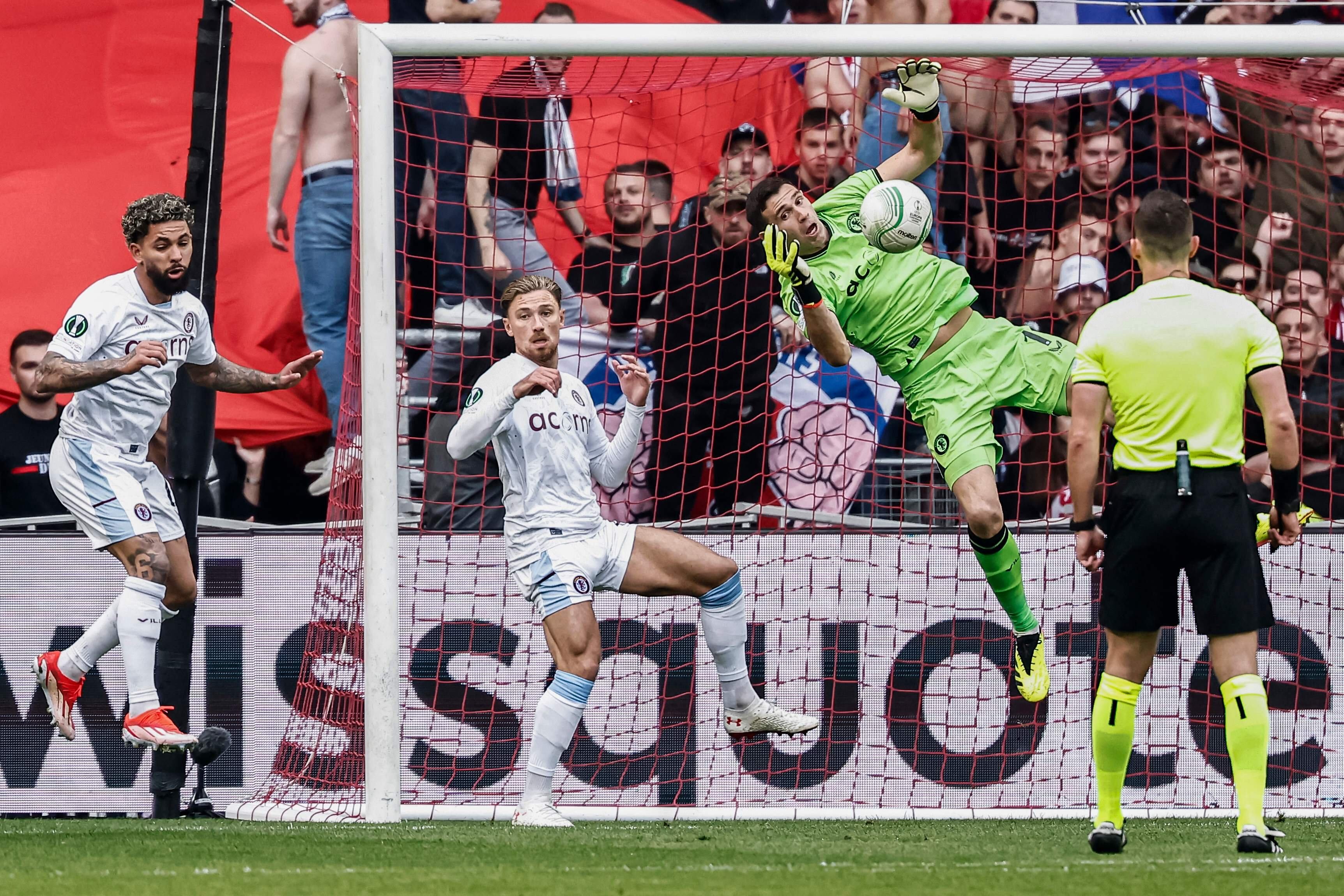 Emiliano Martínez fue recibido bajo un clima muy hostil por los hinchas de Lille, en Francia, por el duelo de los cuartos de final de la Conference League