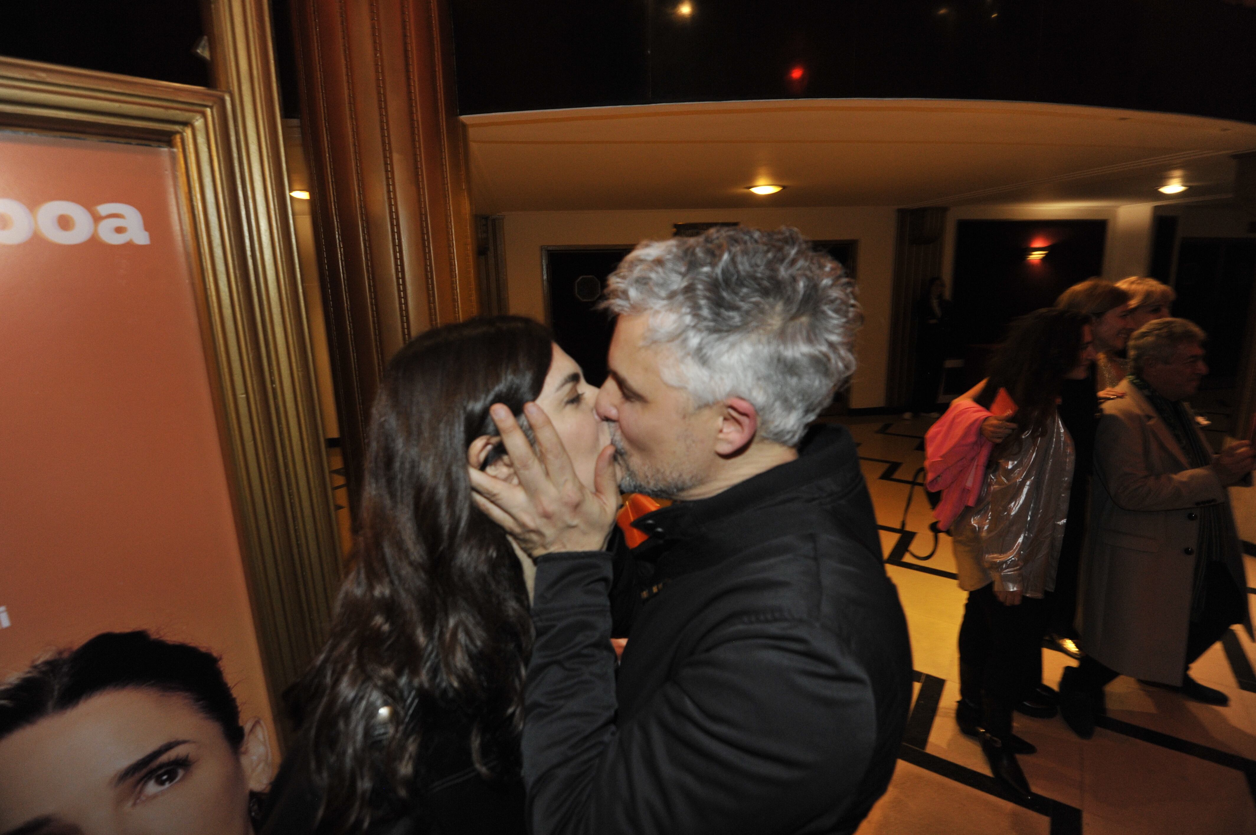 La pareja de actores celebró con un beso apasionado que quedó inmortalizado por las cámaras de los fotógrafos