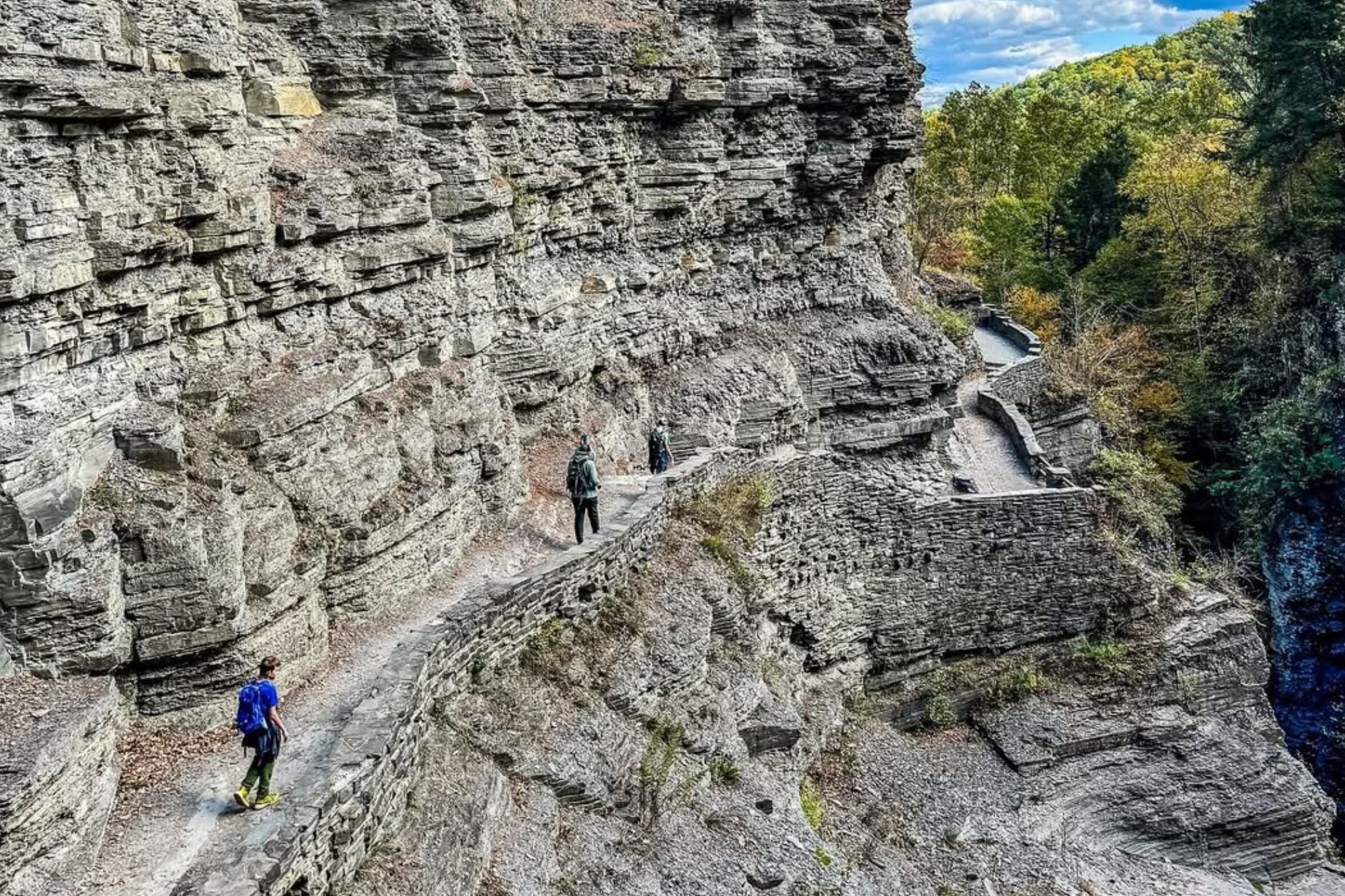 La ciudad de montaña que queda en Nueva York y que atrae por sus senderos sobre acantilados