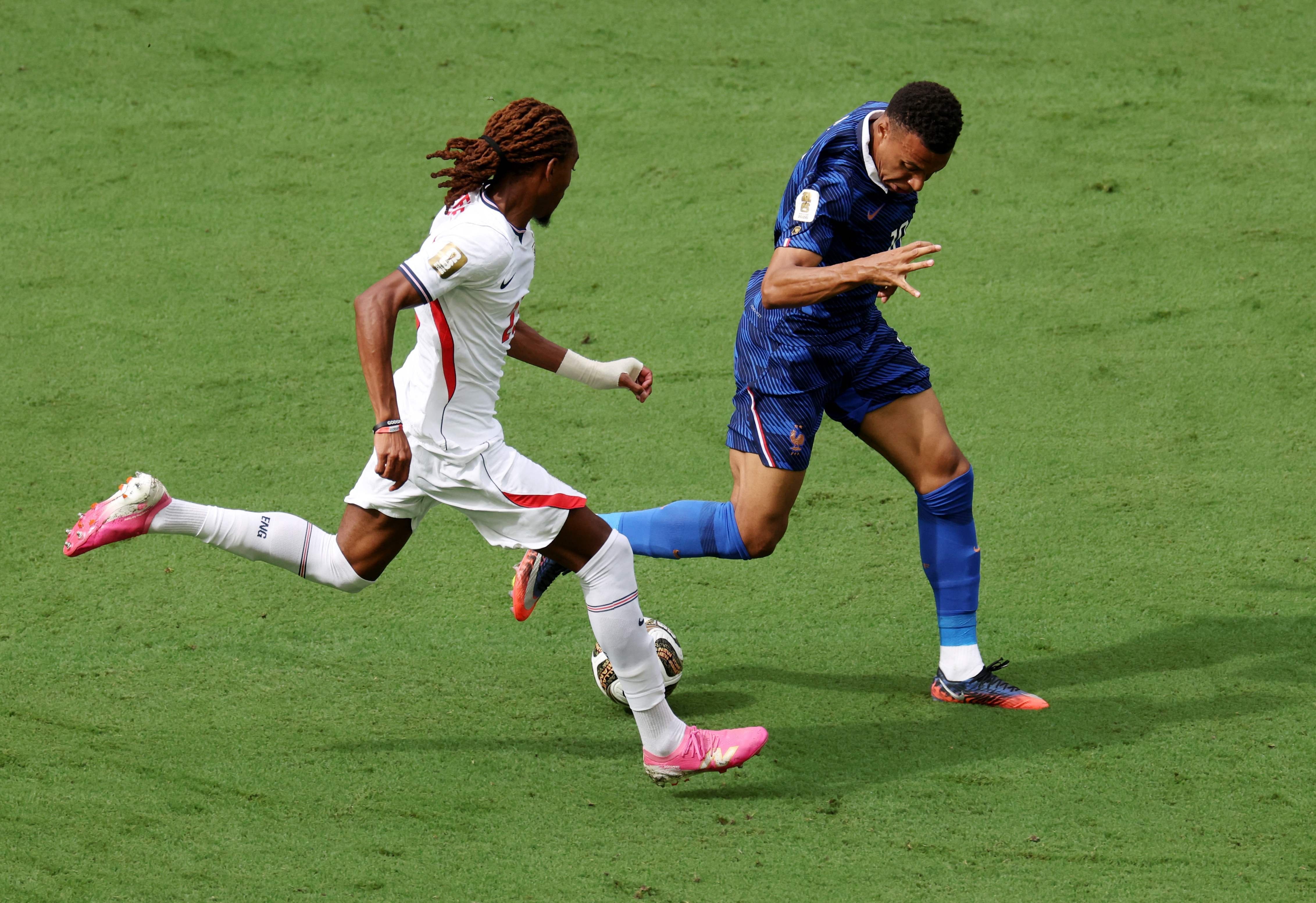 Kylian Mbappé contra Djed Spence, uno de los duelos que empieza a darse en el partido