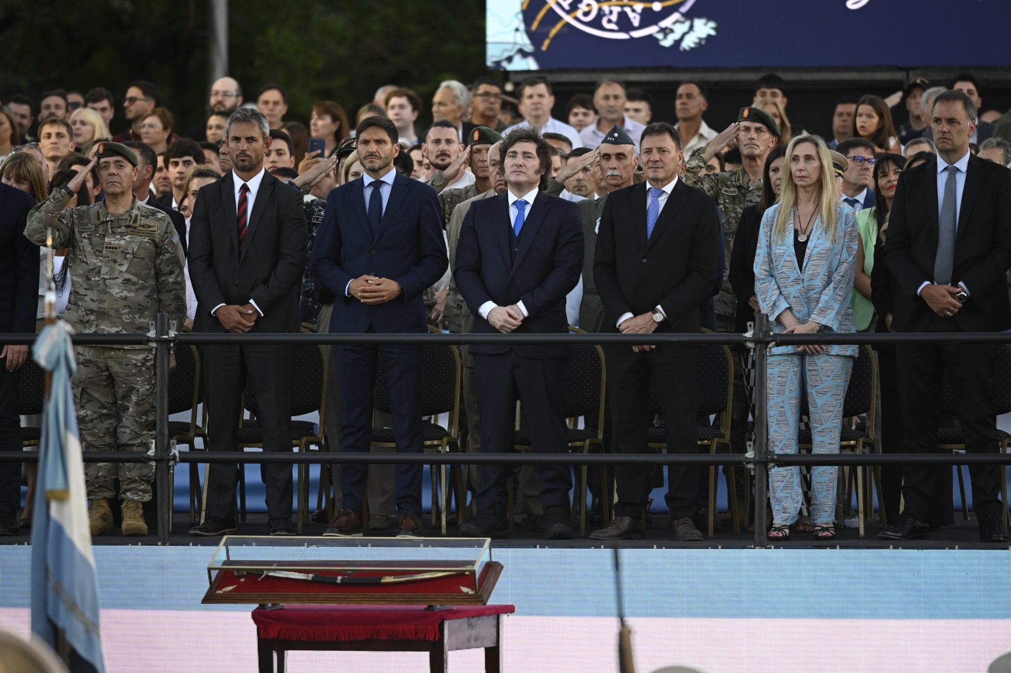 El presidente Javier Milei participa del traspaso del sable de general San Martín al regimiento de granaderos ,durante el acto de conmemoración de la batalla de San Lorenzo, en esa misma ciudad.