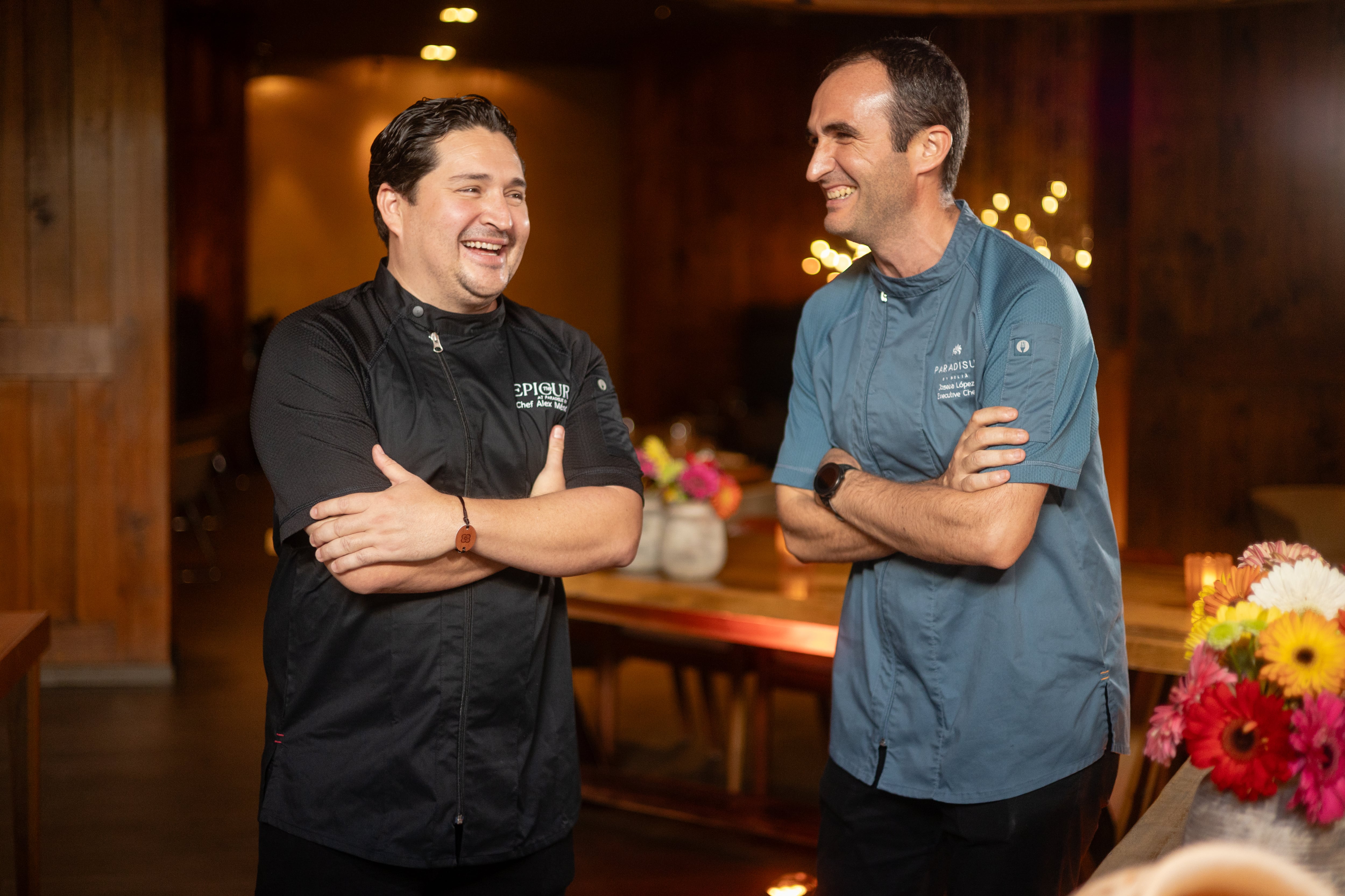 El chef Álex Méndez (izquierda) junto a Joseba L de Goikoetxea (derecha)