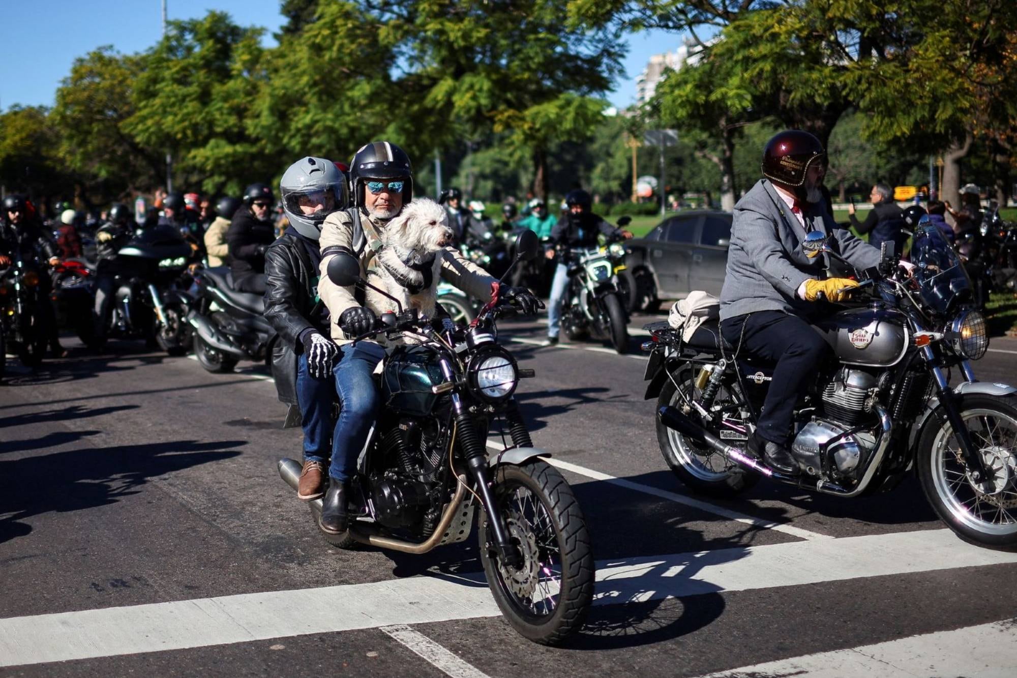 Motos y hombres en traje: el motivo por el que una caravana de motocicletas recorrió este domingo las calles porteñas