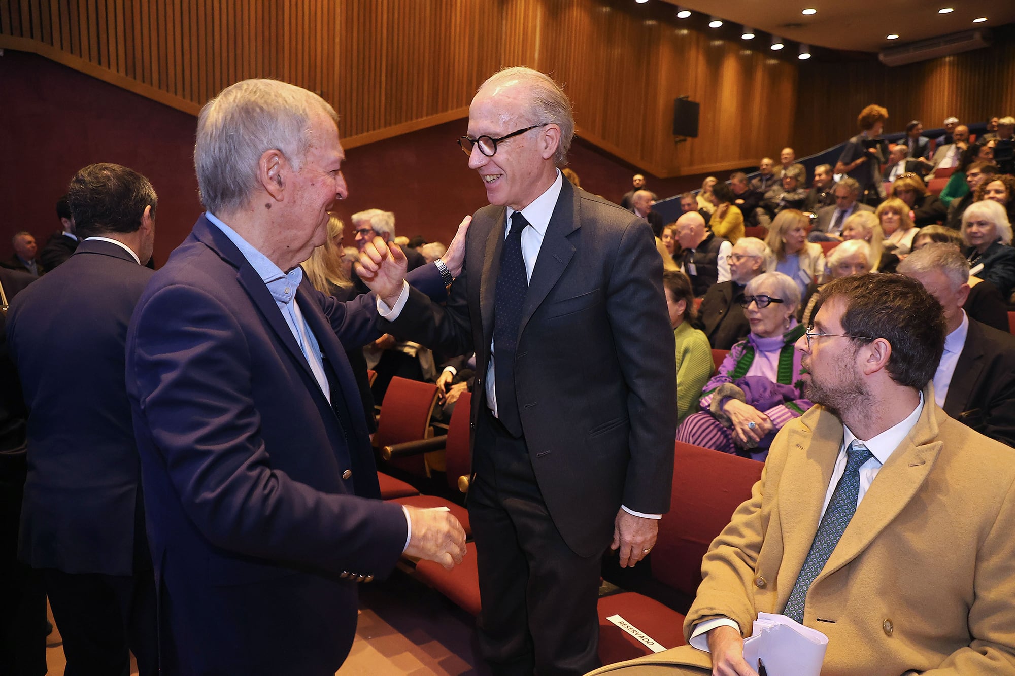En fotos. El Dr. Juan Carlos Maqueda recibió la Pluma de Honor de la Academia Nacional de Periodismo 39 El diputado nacional Juan Schiaretti saluda al juez Carlos Rosenkrantz