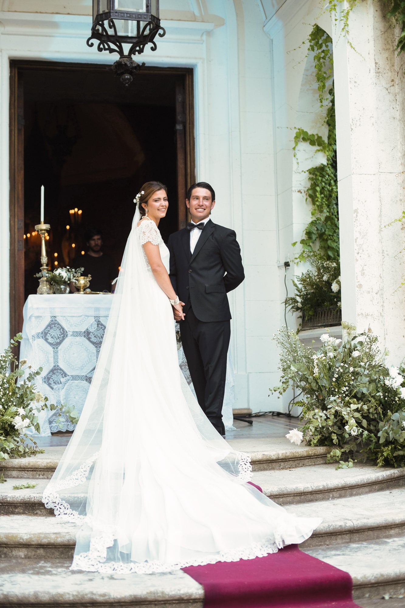 Los novios pidieron que
el altar fuera ubicado
en el atrio de la iglesia,
al aire libre.