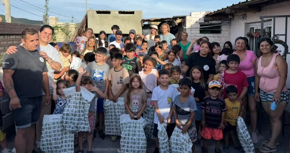 La visita del cantante colombiano y su pareja Valentina Ferrer a un comedor comunitario