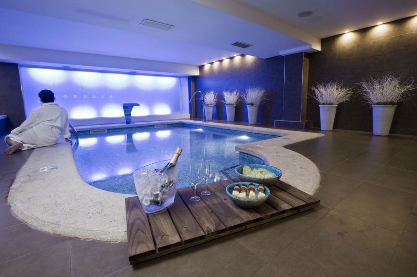 El área de spa incluye sauna, hammam, duchas de sensaciones y salas de tratamientos