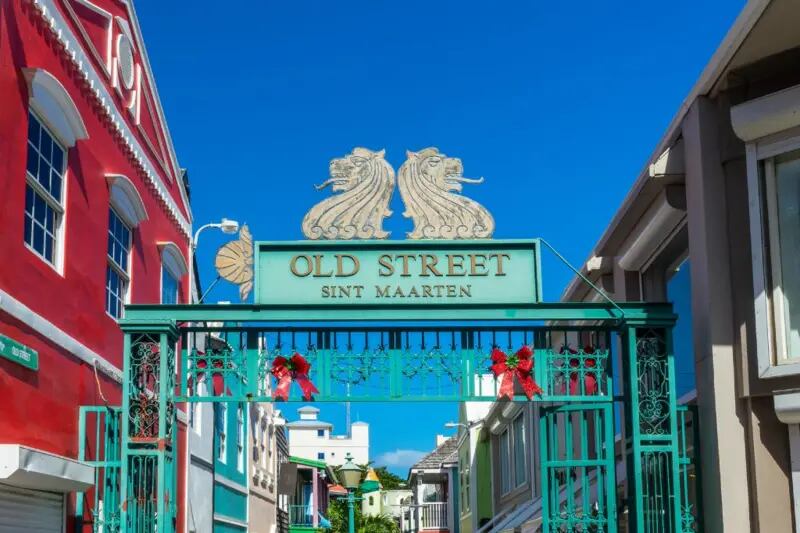 Antiguo letrero de calle en el paisaje urbano también colorido en Philipsburg, en la parte neerlandesa