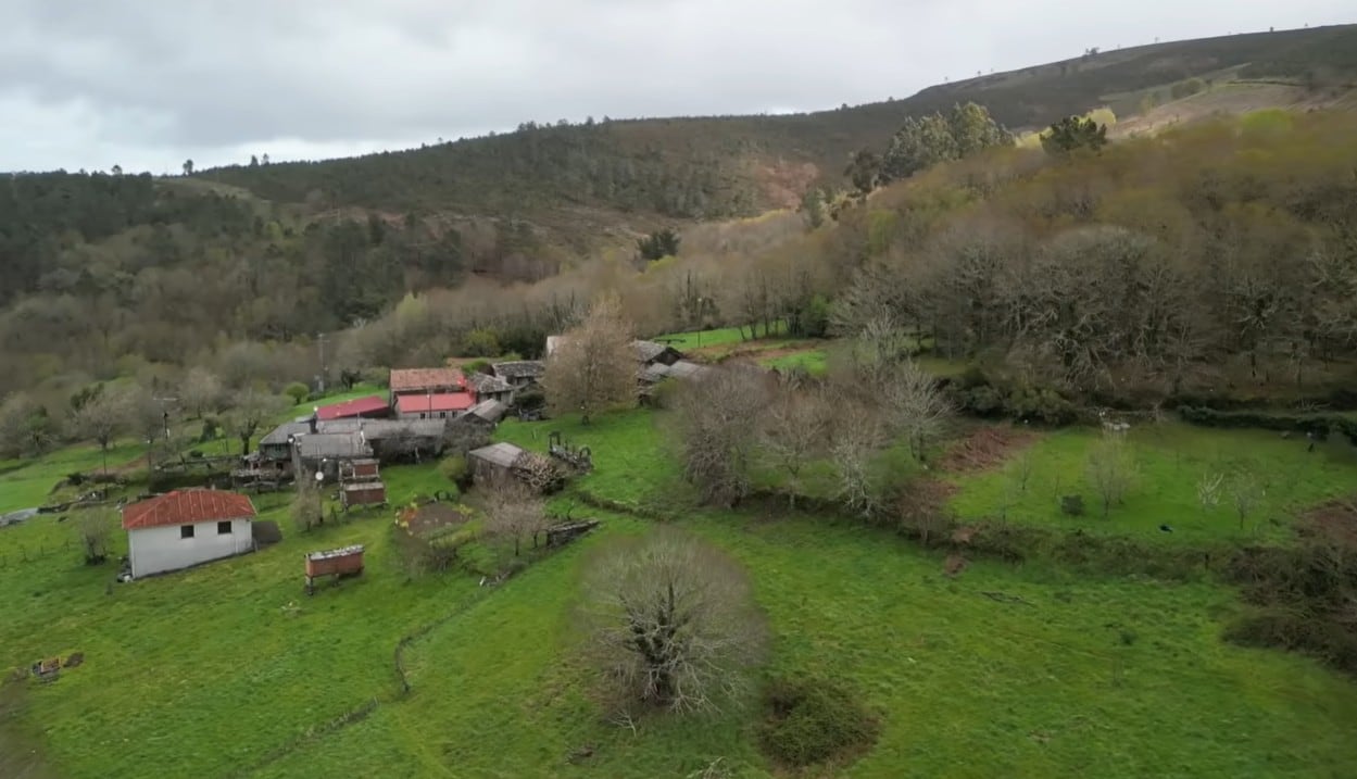 La aldea se encuentra en la provincia de Ourense (Captura: YouTube @hilux_aventura)