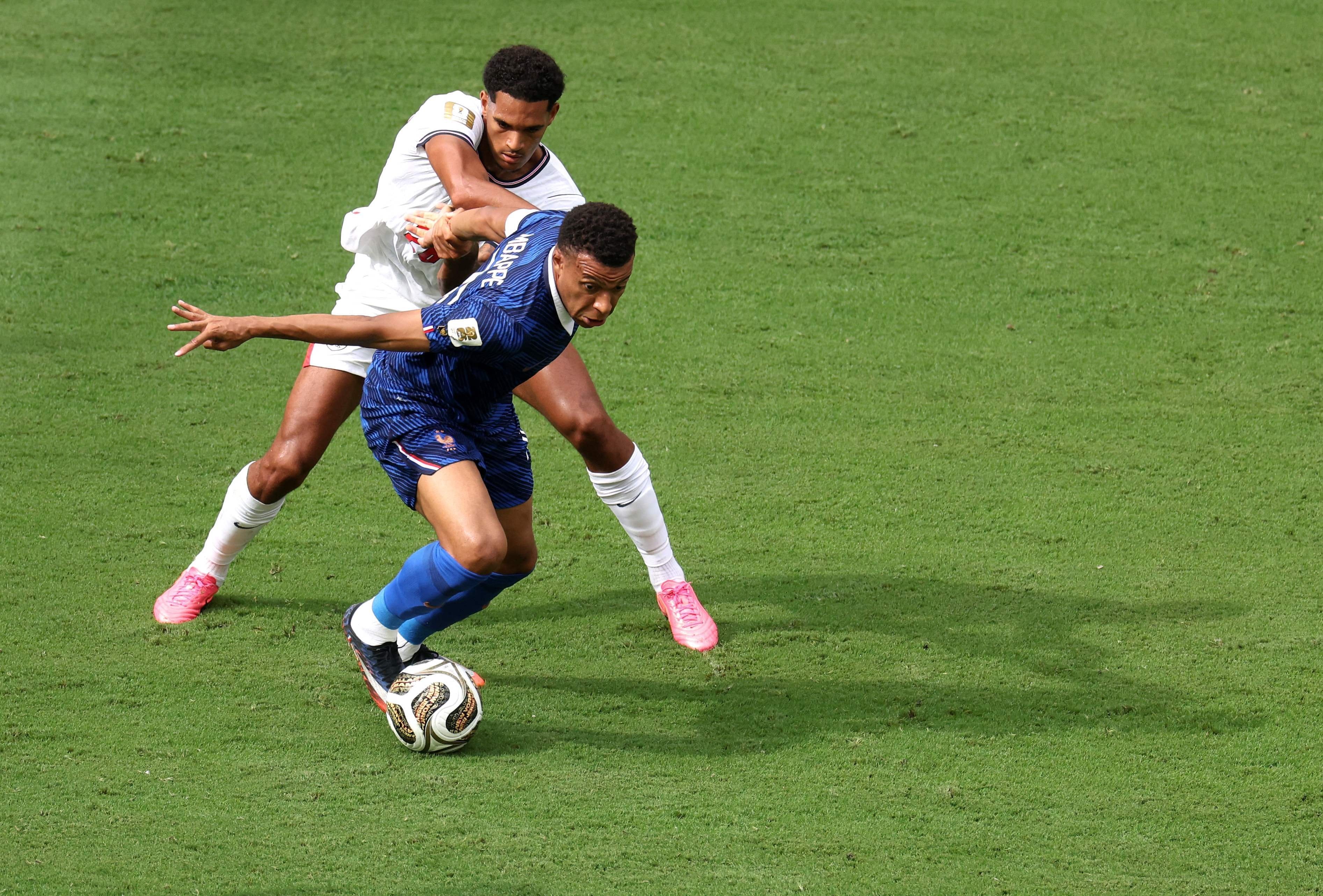 MIAMI GARDENS, FLORIDA - JULY 18: Kylian Mbappe #10 of France controls the ball against Jarell Quansah #26 of England during the FIFA World Cup 2026 Bronze Final between France and England at Miami Stadium on July 18, 2026 in Miami Gardens, Florida. Jamie Squire/Getty Images/AFP (Photo by JAMIE SQUIRE / GETTY IMAGES NORTH AMERICA / Getty Images via AFP)