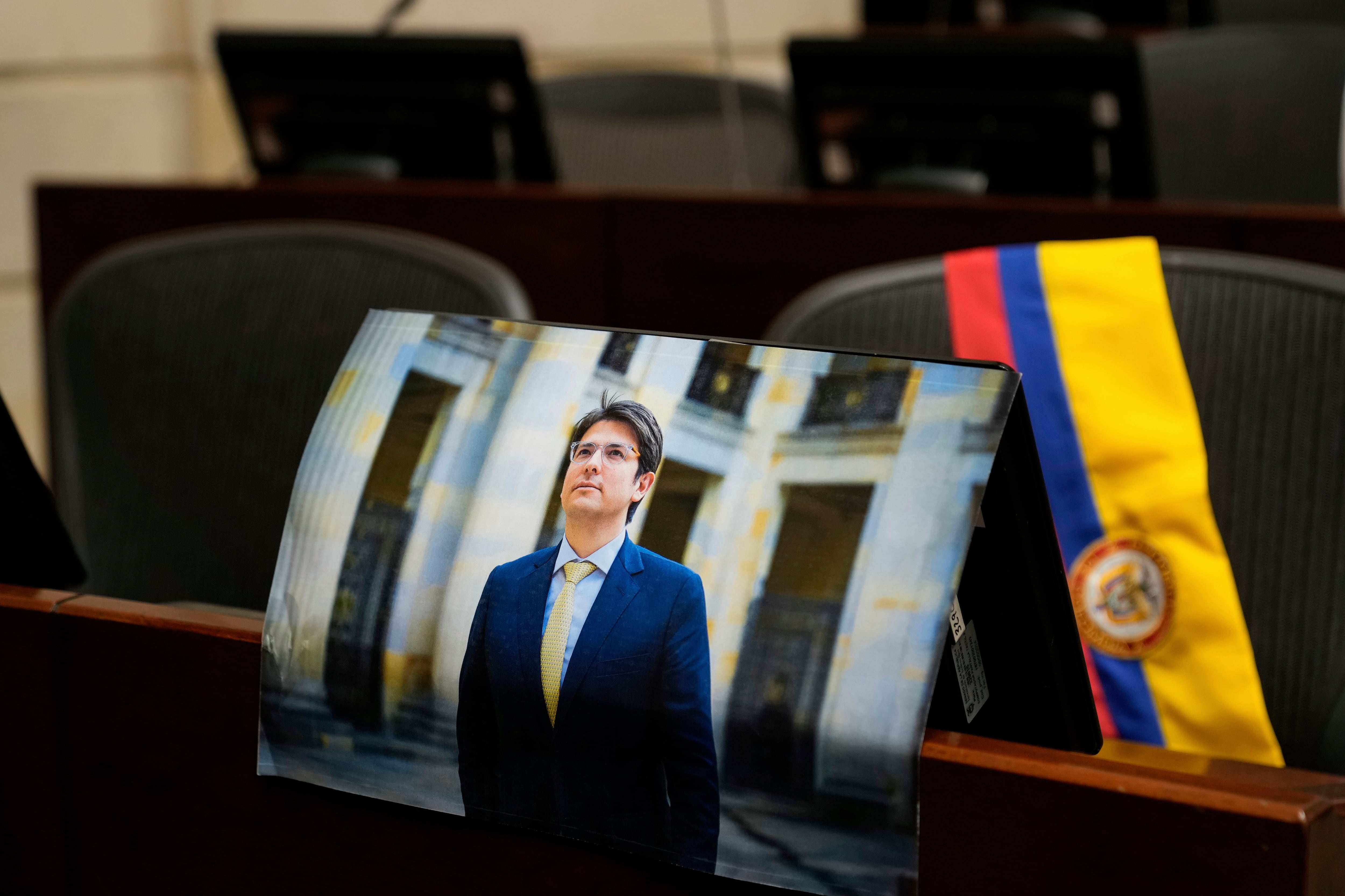 Una fotografía del senador de la oposición y candidato presidencial Miguel Uribe colocada en su escaño del Congreso en Bogotá