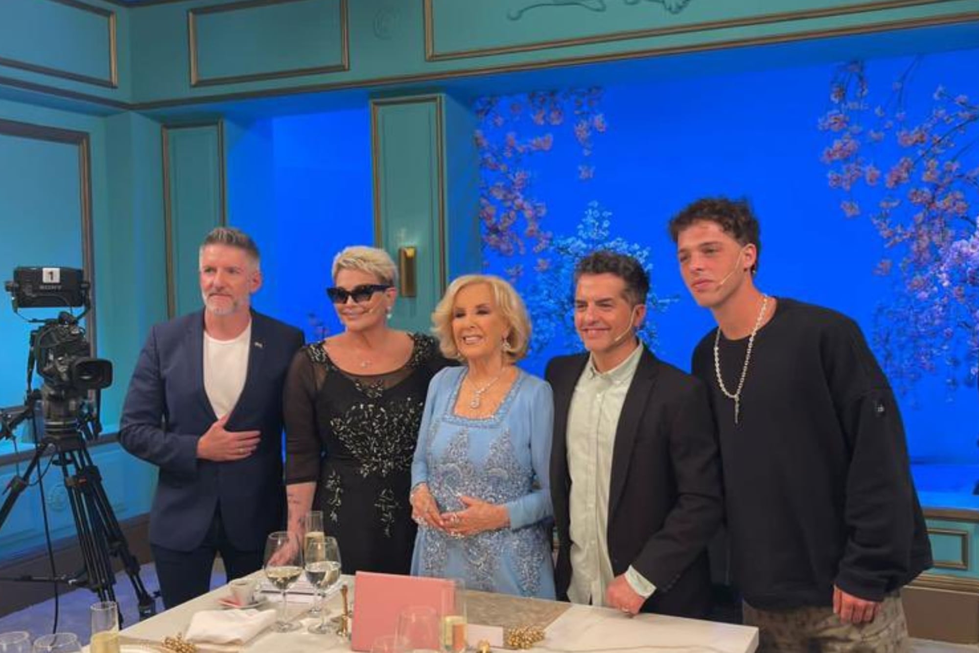 En 2023, Ángel de Brito estuvo en la mesa de Mirtha Legrand junto a Luis Novaresio, Carmen Barbieri y Santiago Maratea (Foto: X/@elejercitodelam)