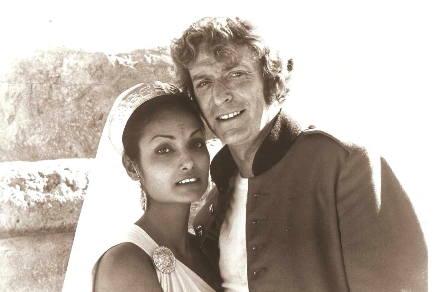 Shakira Caine, esposa del actor, se convirtió en la elegida para interpretar a Roxanne, una joven de la región convertida en la esposa del nuevo rey, interpretado por Connery. Ella no sabía actuar pero John Huston se las arregló para obtener un desmayo espectacular.