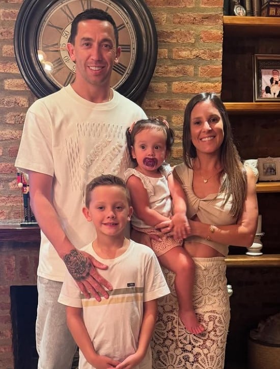 Agustín Marchesin junto a su esposa Sol y sus dos hijos Valentino y Bianca