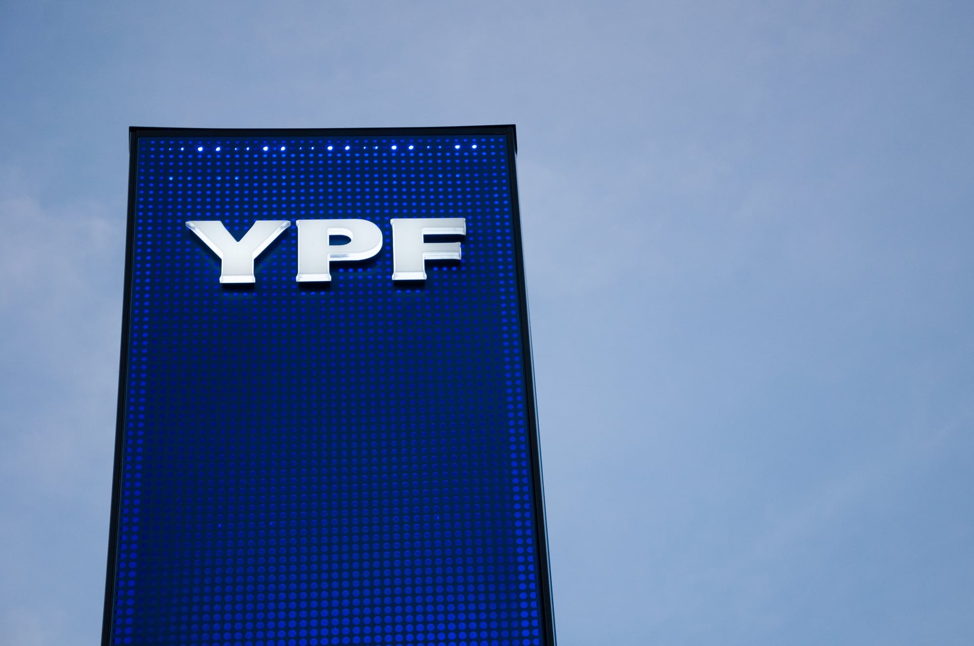 Juicio por la estatización: dos fondos piden que la Argentina les transfiera el control de YPF