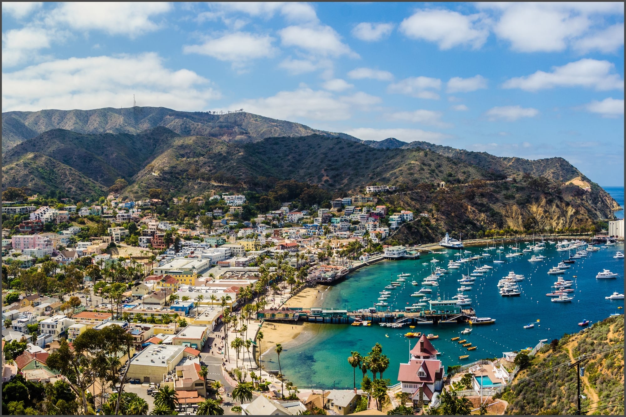 Las personas pueden realizar diferentes actividades en la isla de California, como bucear, recorrer senderos y visitar las playas
