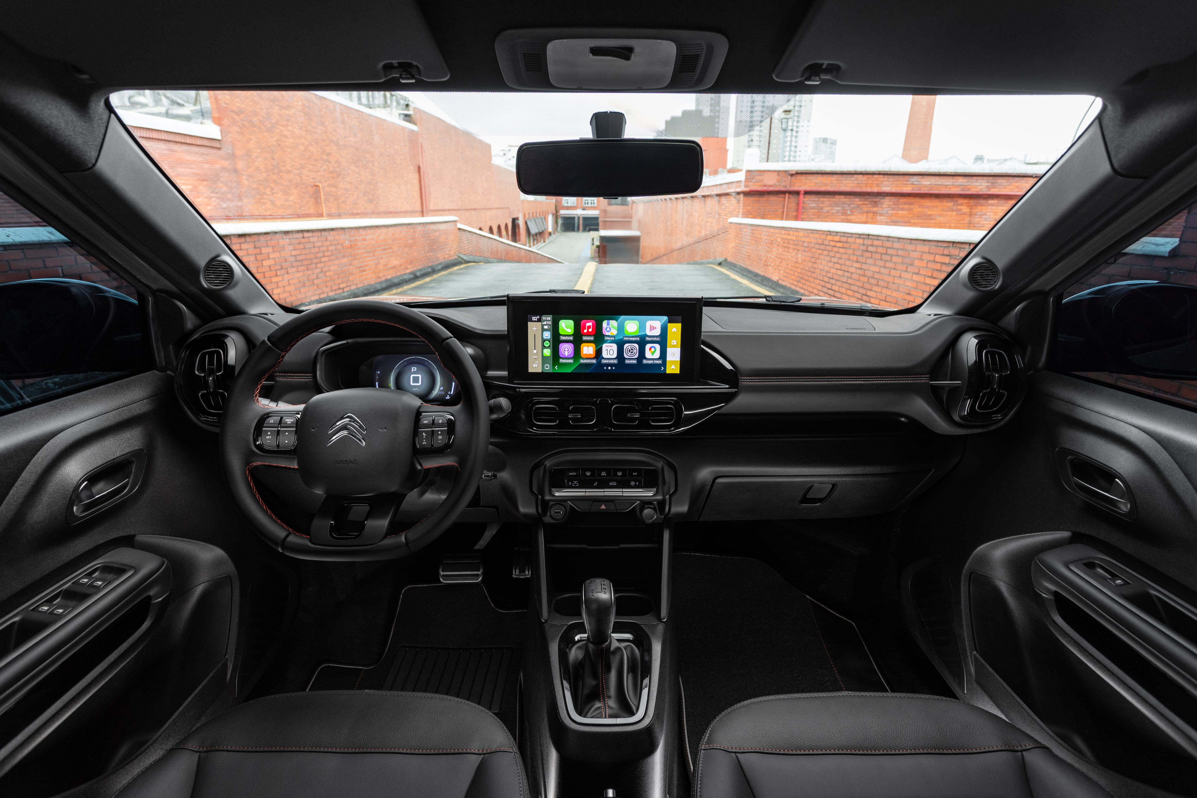 En el interior cuneta con asientos de tapizado exclusivo y costuras rojas