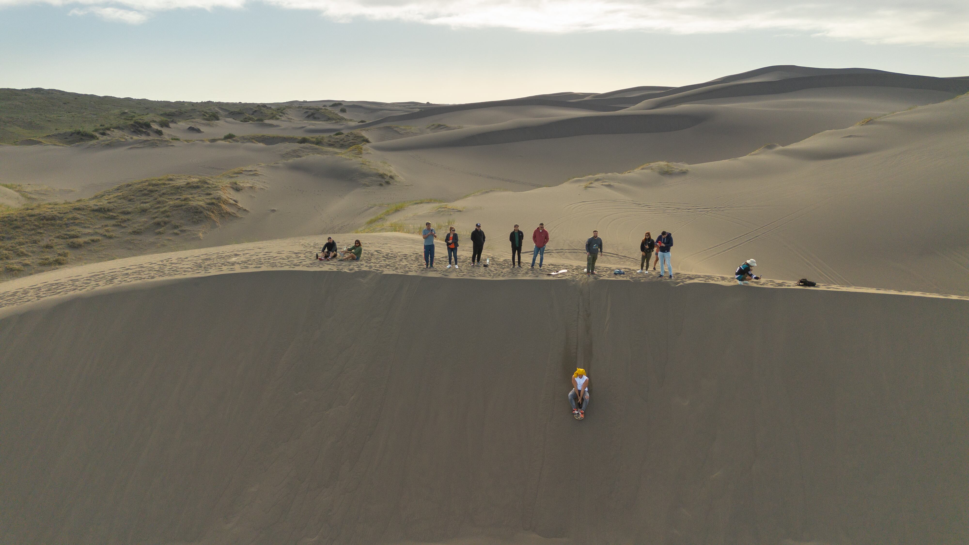 Un valiente hace sandboard y se tira desde lo alto en las Dunas del Nihuil.