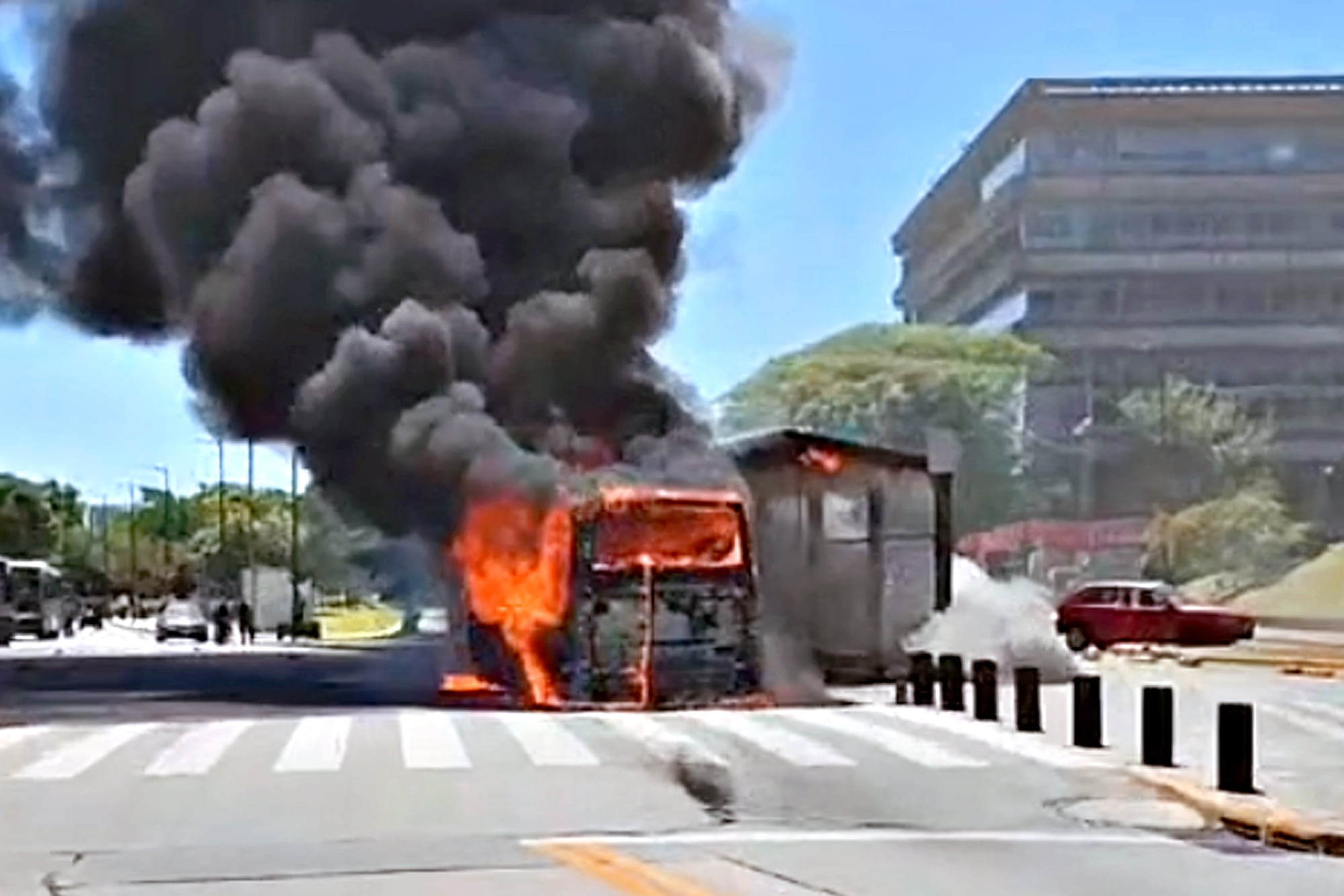 Incendio en Costanera: un colectivo que transportaba pasajeros se prendió fuego en Ciudad Universitaria
