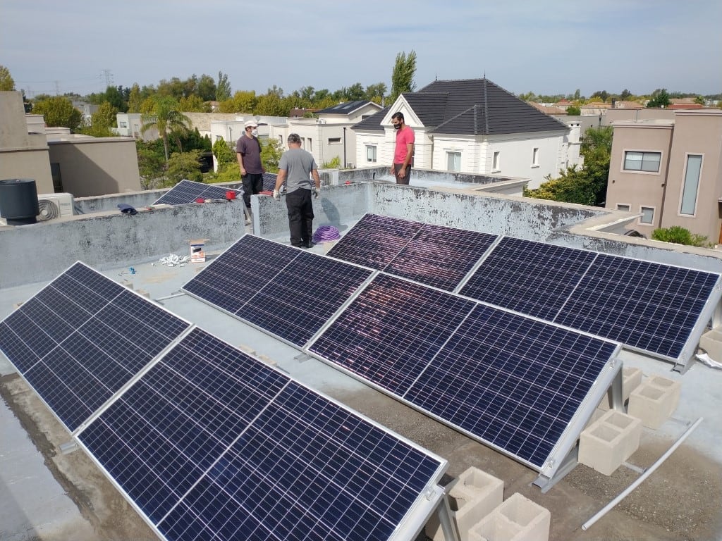Los paneles solares caseros requieren una inversión inicial considerable, pero son una alternativa atractiva a la hora de reducir lo que pagamos cada mes por la electricidad, y la inversión se recupera gracias a la vida útil de los paneles
