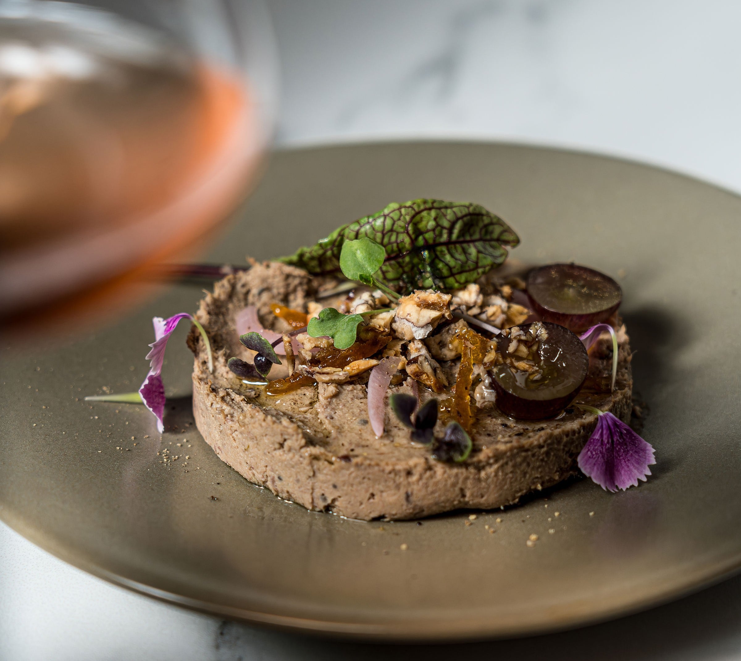 En lugar de foie gras, sirven paté de hígado de pato con naranjitas, pepinillos y praliné de avellanas.