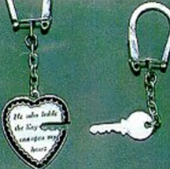 “Quien tenga la llave podrá abrir mi corazón”, rezaba el llavero junto a una joven sin vida en noviembre de 1979 en un campo de Caledonia, Nueva York (Foto: FBI)