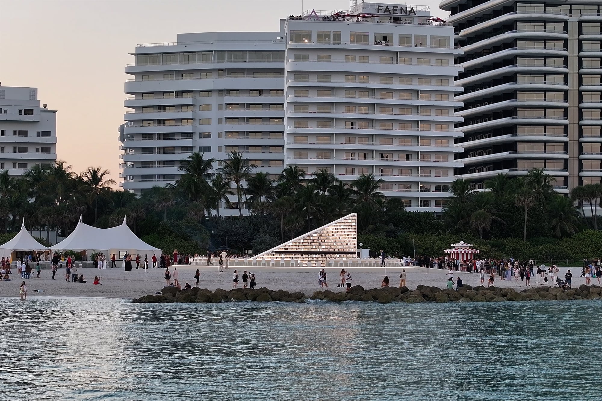 En Faena Beach, el argentino sorprendió a todos con esta experiencia donde los visitantes toman asiento en una mesa de lectura de dos anillos: un círculo exterior estático y un círculo interior que rota junto con la escultura, permitiendo que, con cada giro, los lectores se encuentren con un nuevo pasaje y una nueva persona frente a ellos