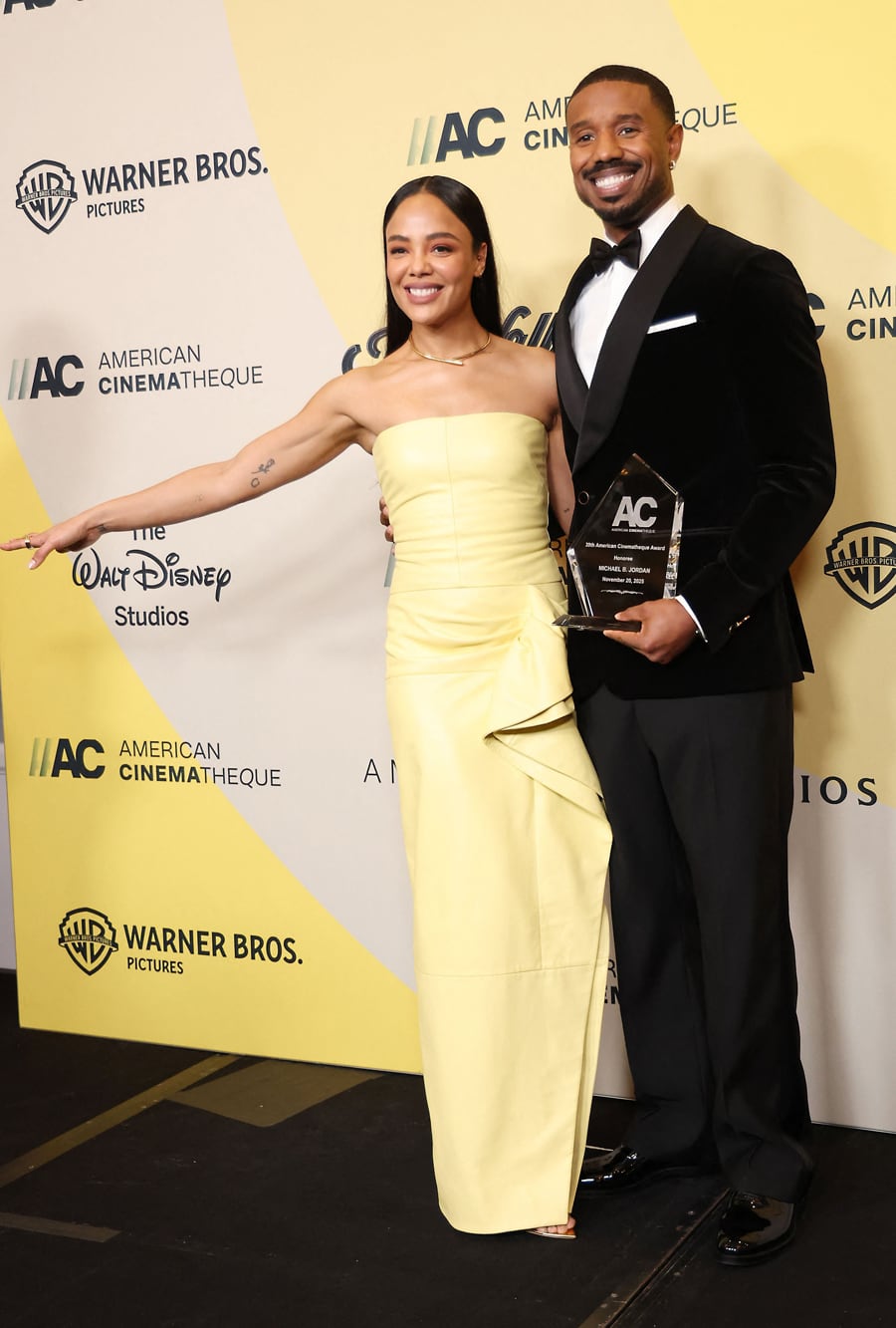 Michael B. Jordan muestra con orgullo su premio honorífico junto a Tessa Thompson durante la 39.ª edición de los Premios American Cinematheque que se llevaron a cabo en el hotel Beverly Hilton de Beverly Hills