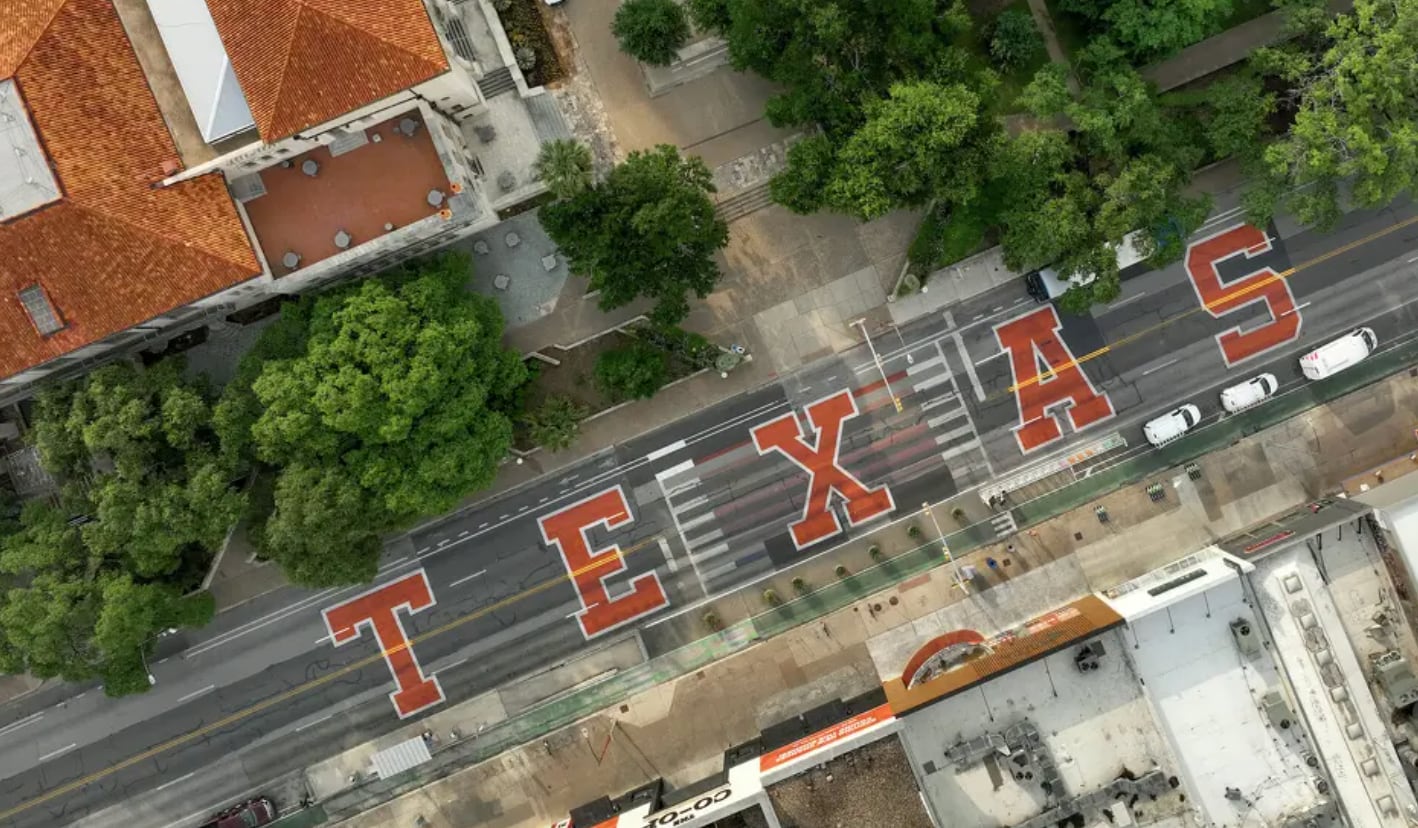 El mural “TEXAS” ubicado sobre Guadalupe Street