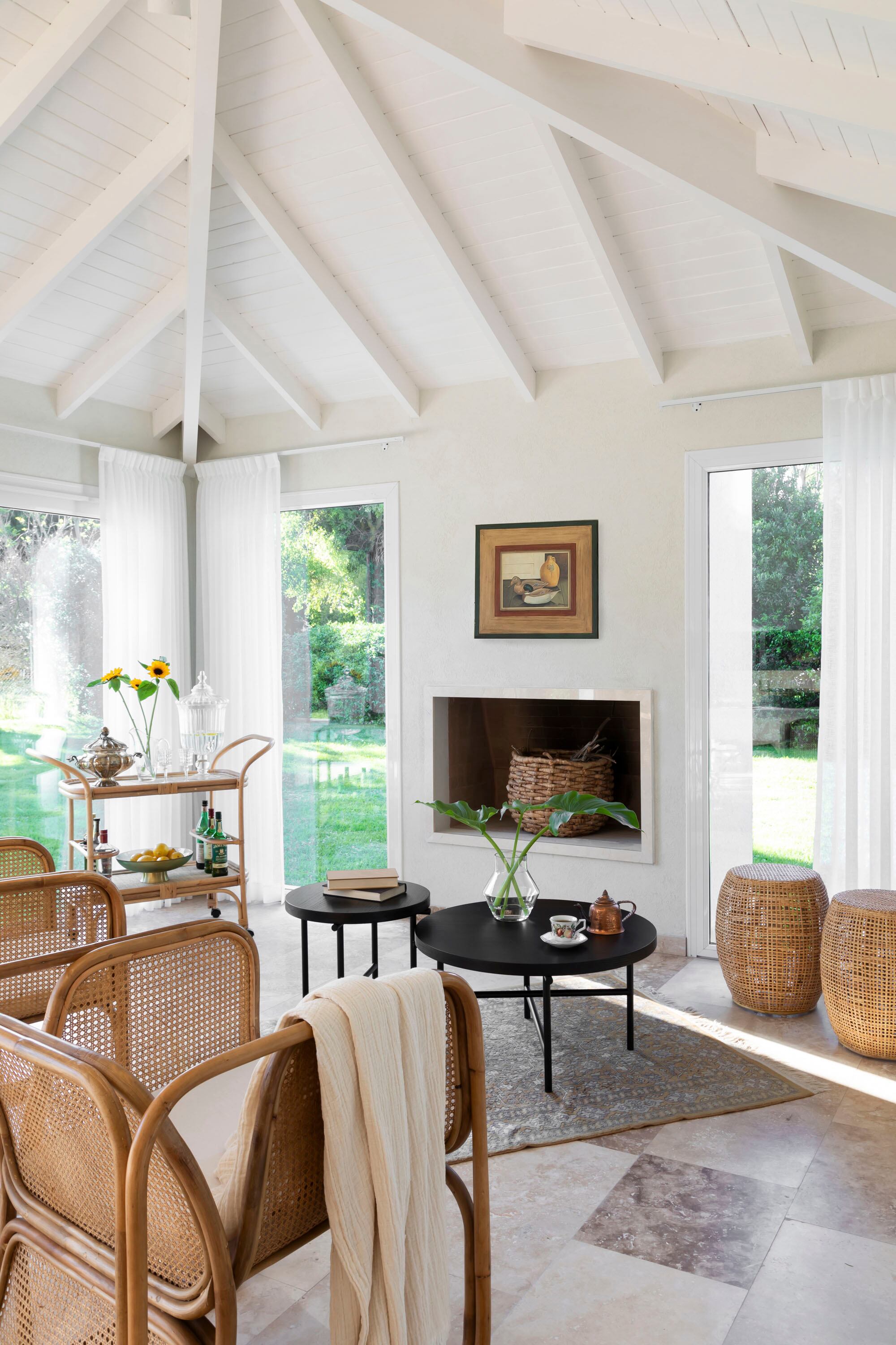 Carro-bar y pufs (Soleil Deco). Piso de Travertino taponado (Novecento). Cuadro, cristalería, vajilla antigua y alfombra persa (todo de Decovintage New). Florero (Philippa Deco Boutique).