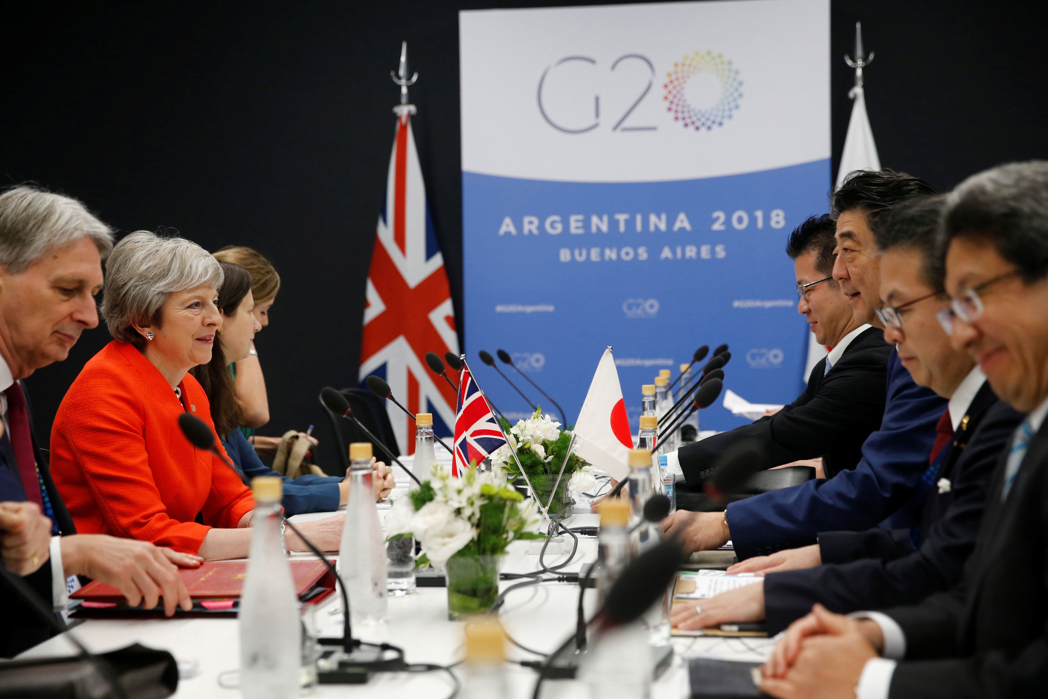 La primera ministro británica, Theresa May y el primer ministro de Japón, Shinzo Abe en una de las reuniones bilaterales de la cumbre mundial