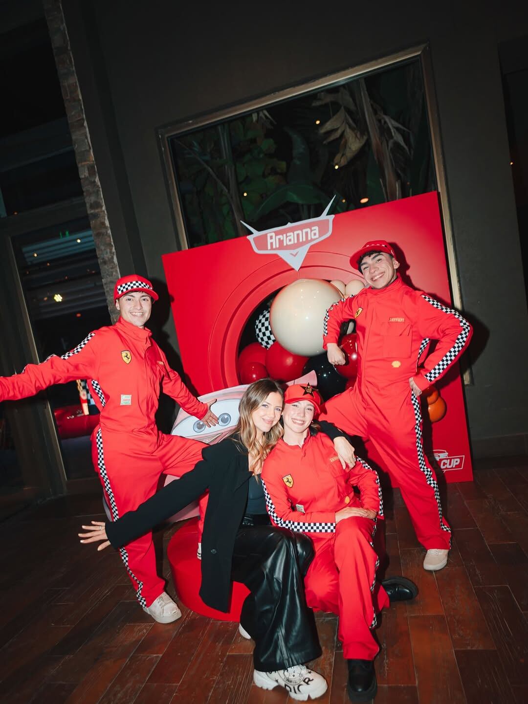 Hubo animadores, vestidos con los colores de Ferrari, que propusieron juegos para los niños (Foto: Instagram @stephaniedemner)