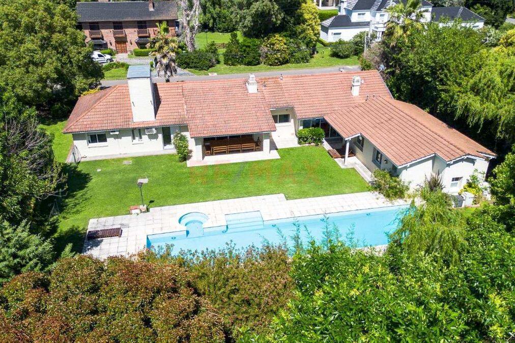 La casa en el country San Diego tiene tres dormitorios y cuatro baños, además de un quincho y una casa de huéspedes