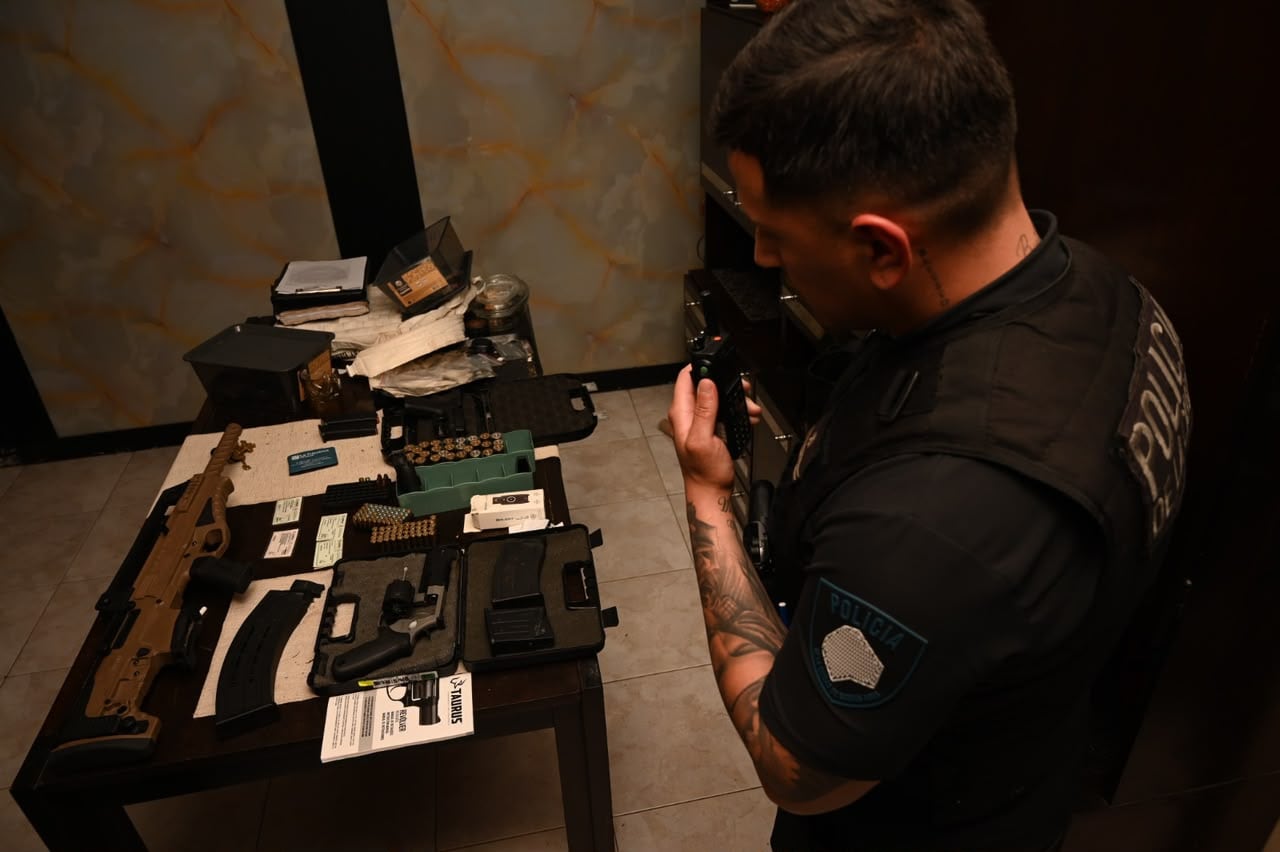 Parte de las armas secuestradas durante el allanamiento en un departamente situado en Parque Chacabuco