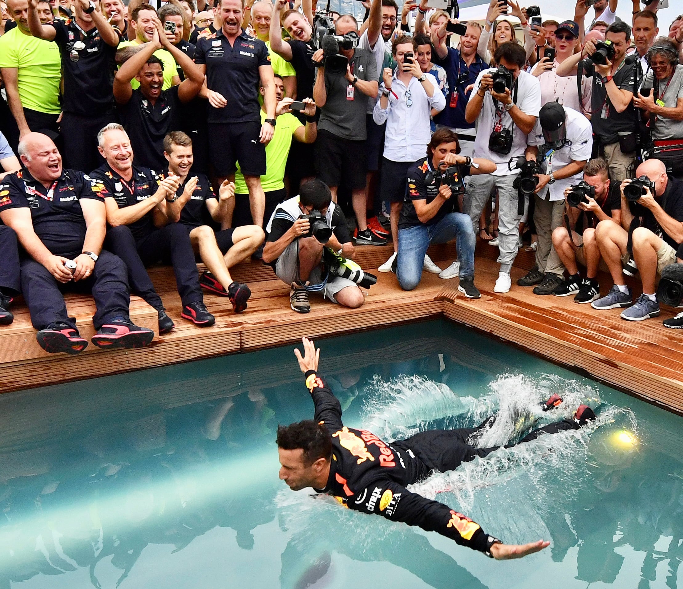 Casi un pez en el agua: Daniel Ricciardo celebra un triunfo en Mónaco con un piletazo que Mark capta en el momento justo.