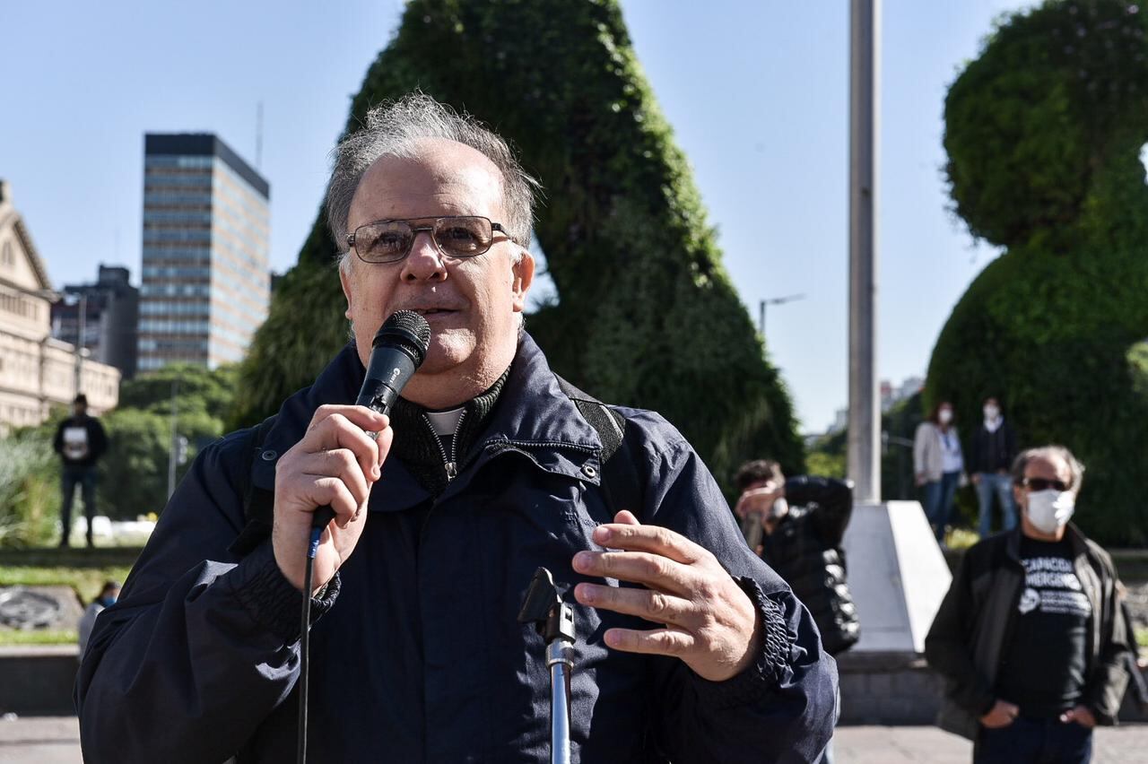 El sacerdote Pablo Molero durante una marcha realizada en pandemia por la zona del Obelisco