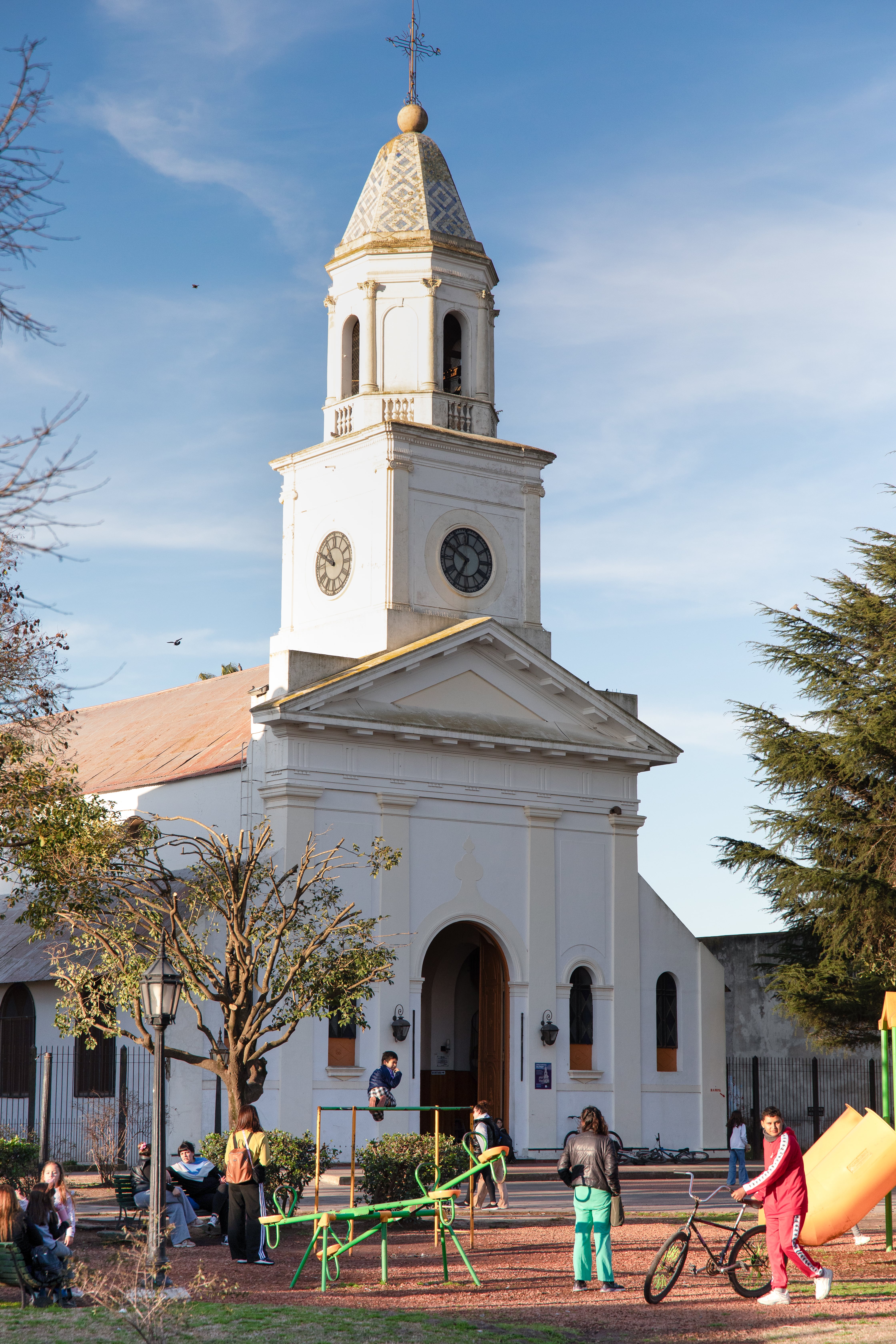 A una hora de la ciudad, el pueblo que fue cuna de un deporte criollo y es ideal para una escapada 7 Plaza Las Heras y la parroquia San Cipriano de Cartago Obispo y Mártir