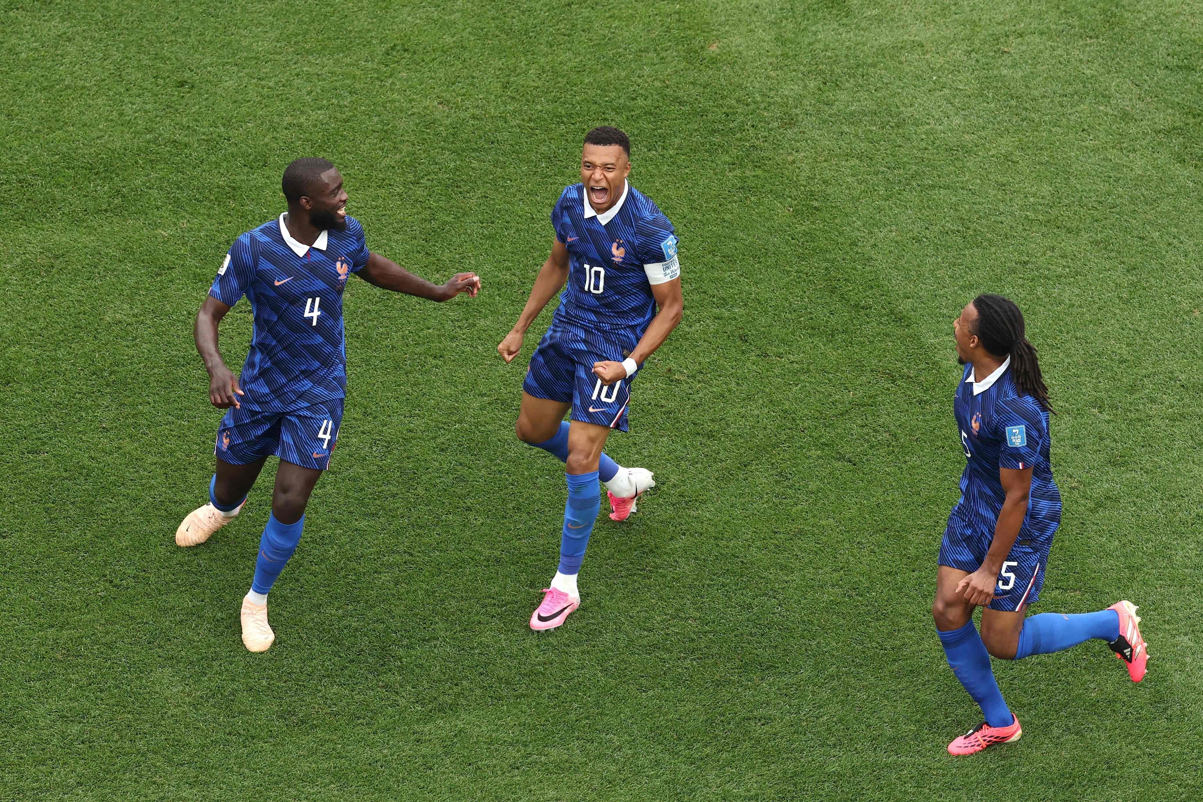 Kylian Mbappe sigue imparable y activa una carrera aparte con Lionel Messi